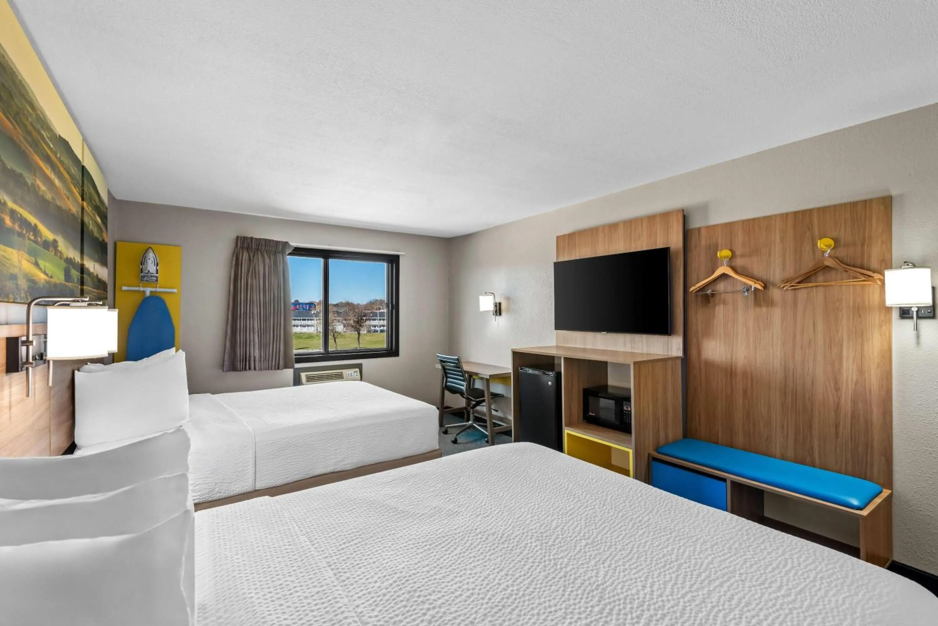 Bed in Days Inn & Suites by Wyndham Des Moines Airport