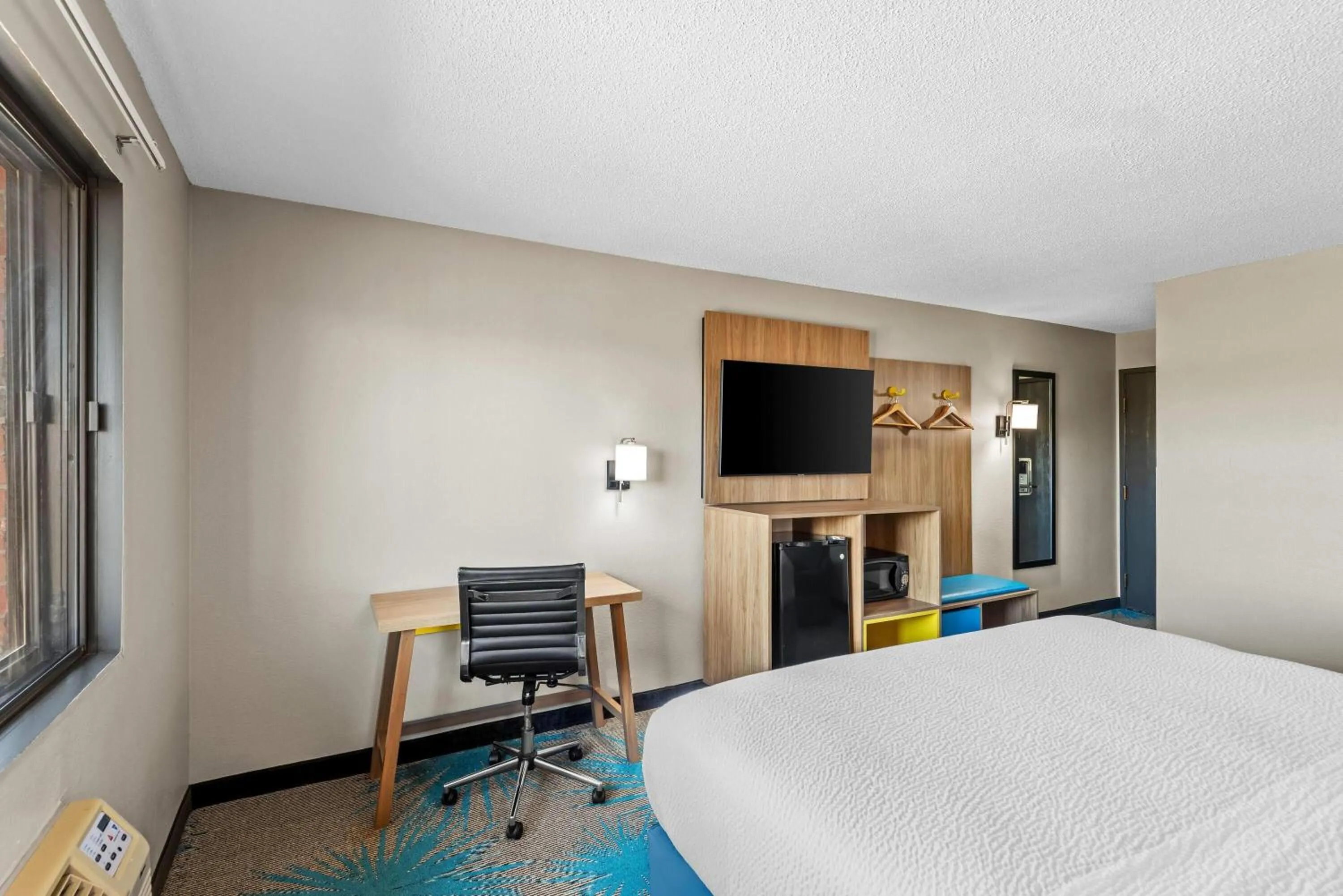 Bed in Days Inn & Suites by Wyndham Des Moines Airport