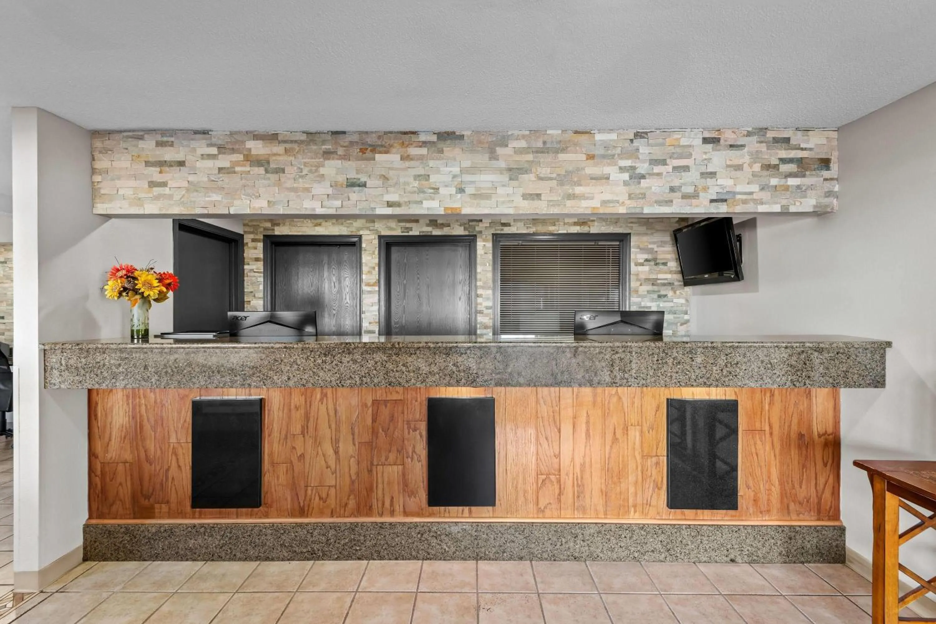 Lobby or reception in Days Inn & Suites by Wyndham Des Moines Airport