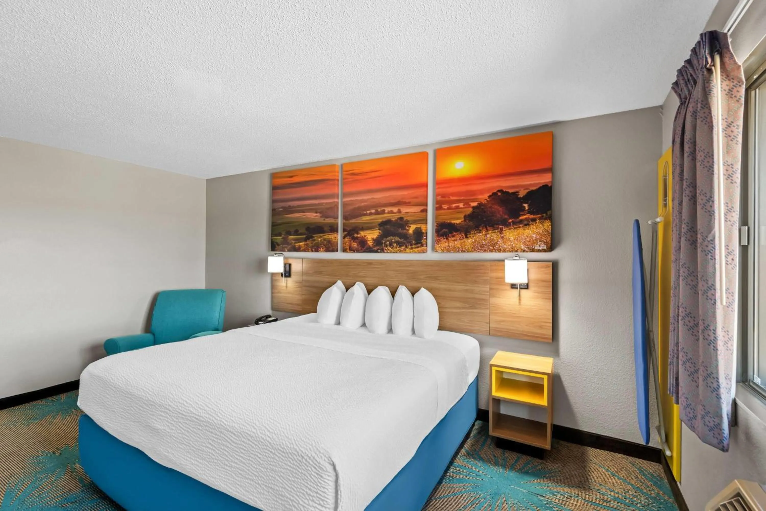 Bed in Days Inn & Suites by Wyndham Des Moines Airport