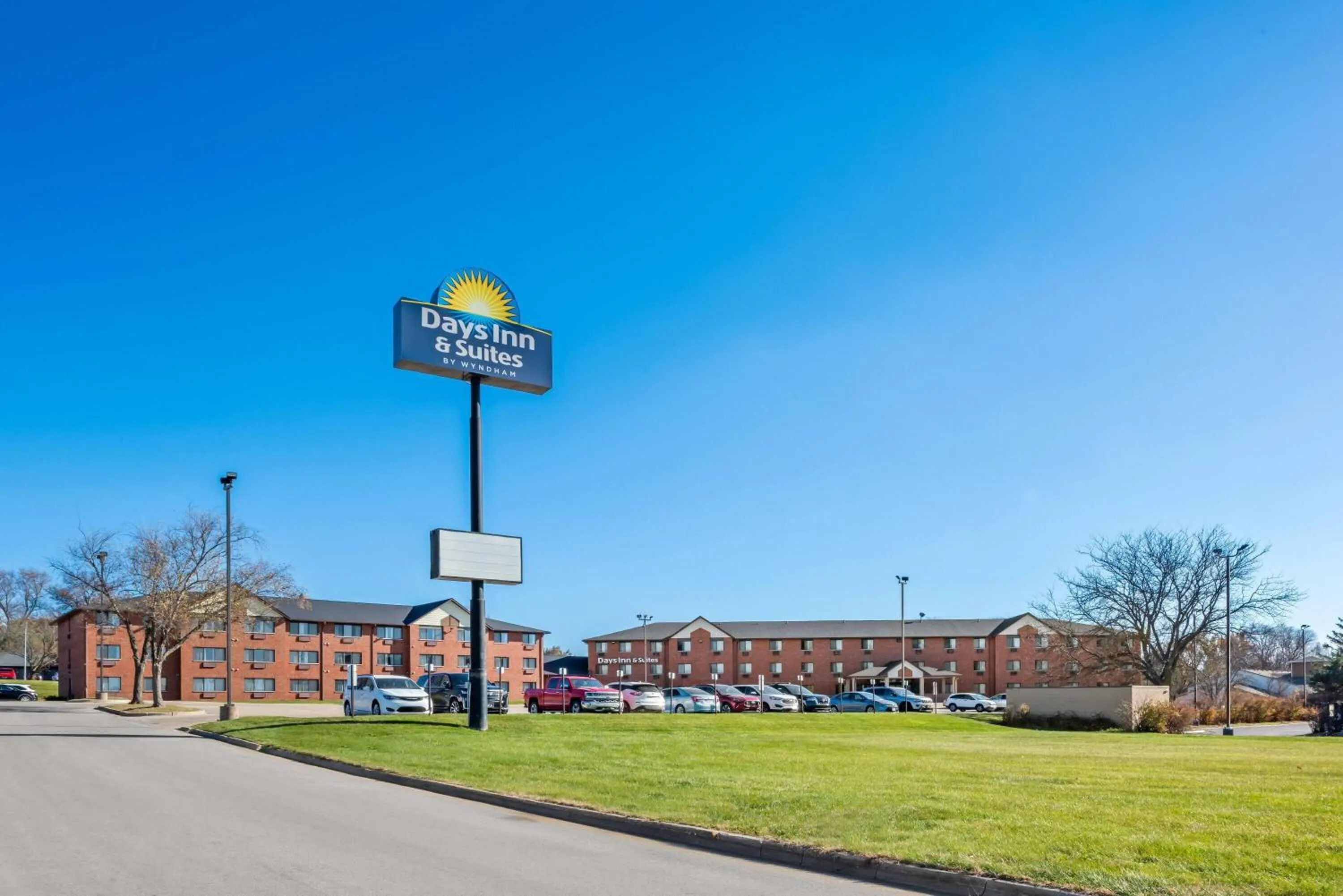 Property building in Days Inn & Suites by Wyndham Des Moines Airport