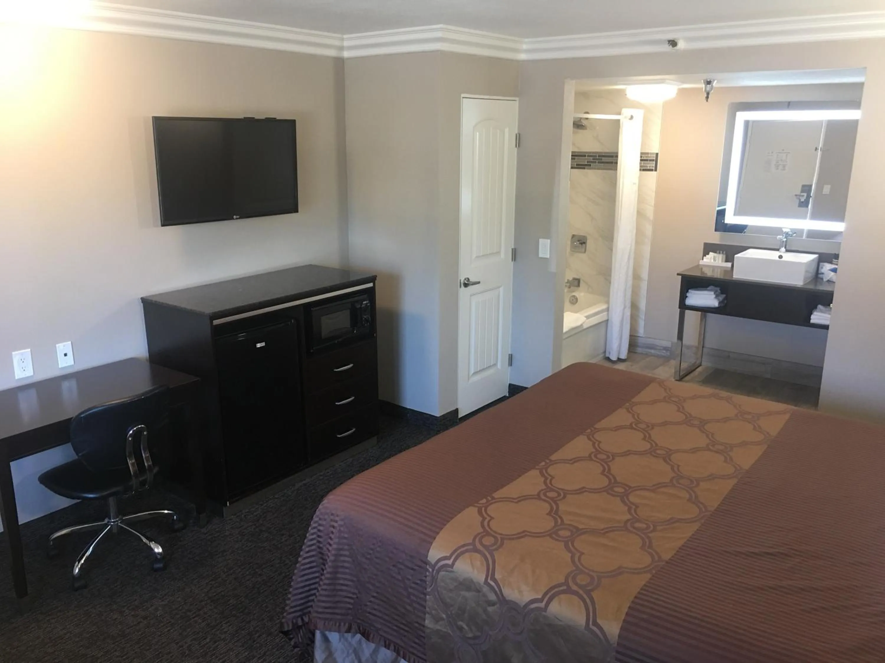 Bed in Hotel Seville - Ontario Airport/Chino