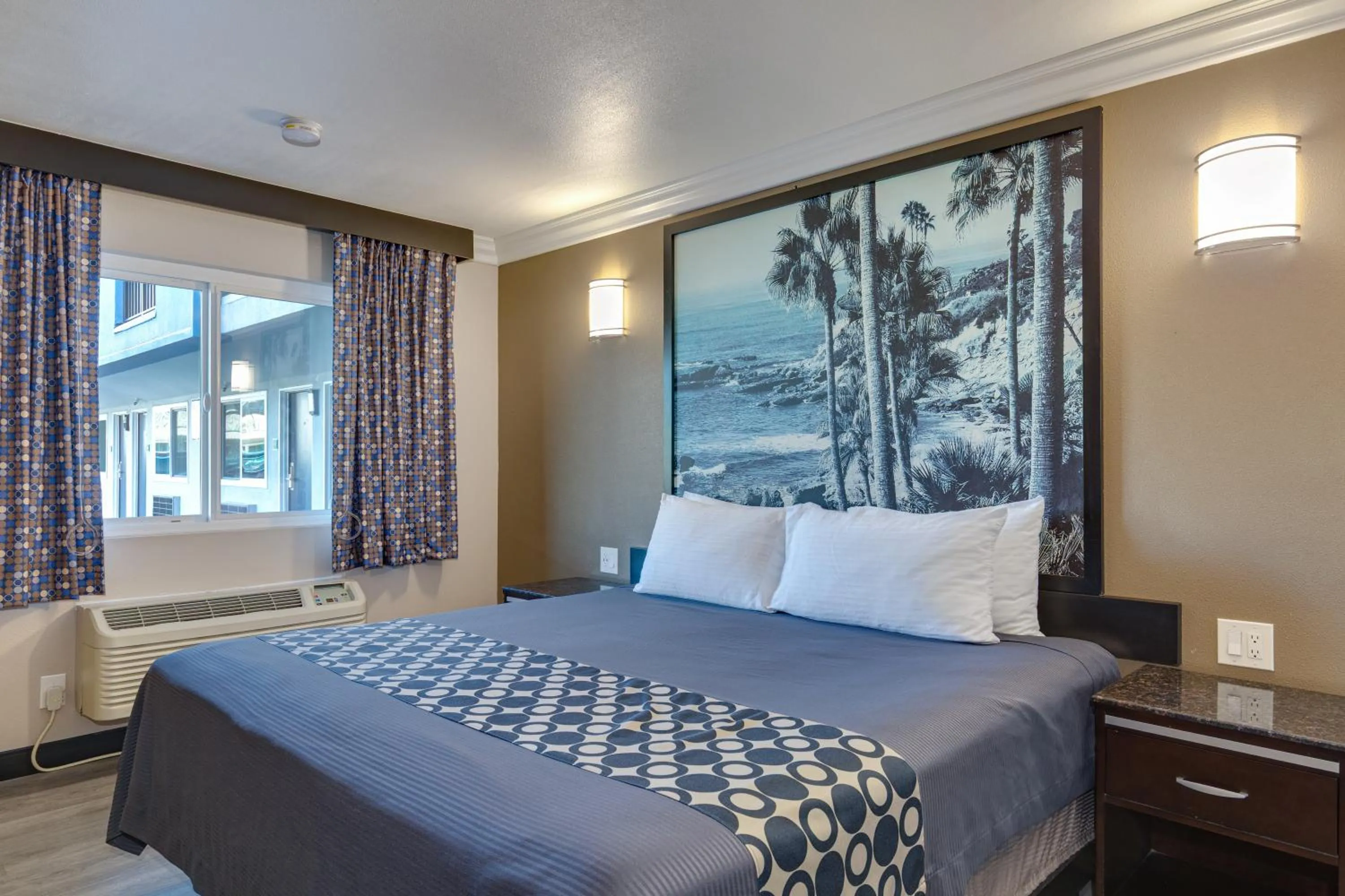 Bed in Hotel Seville - Ontario Airport/Chino