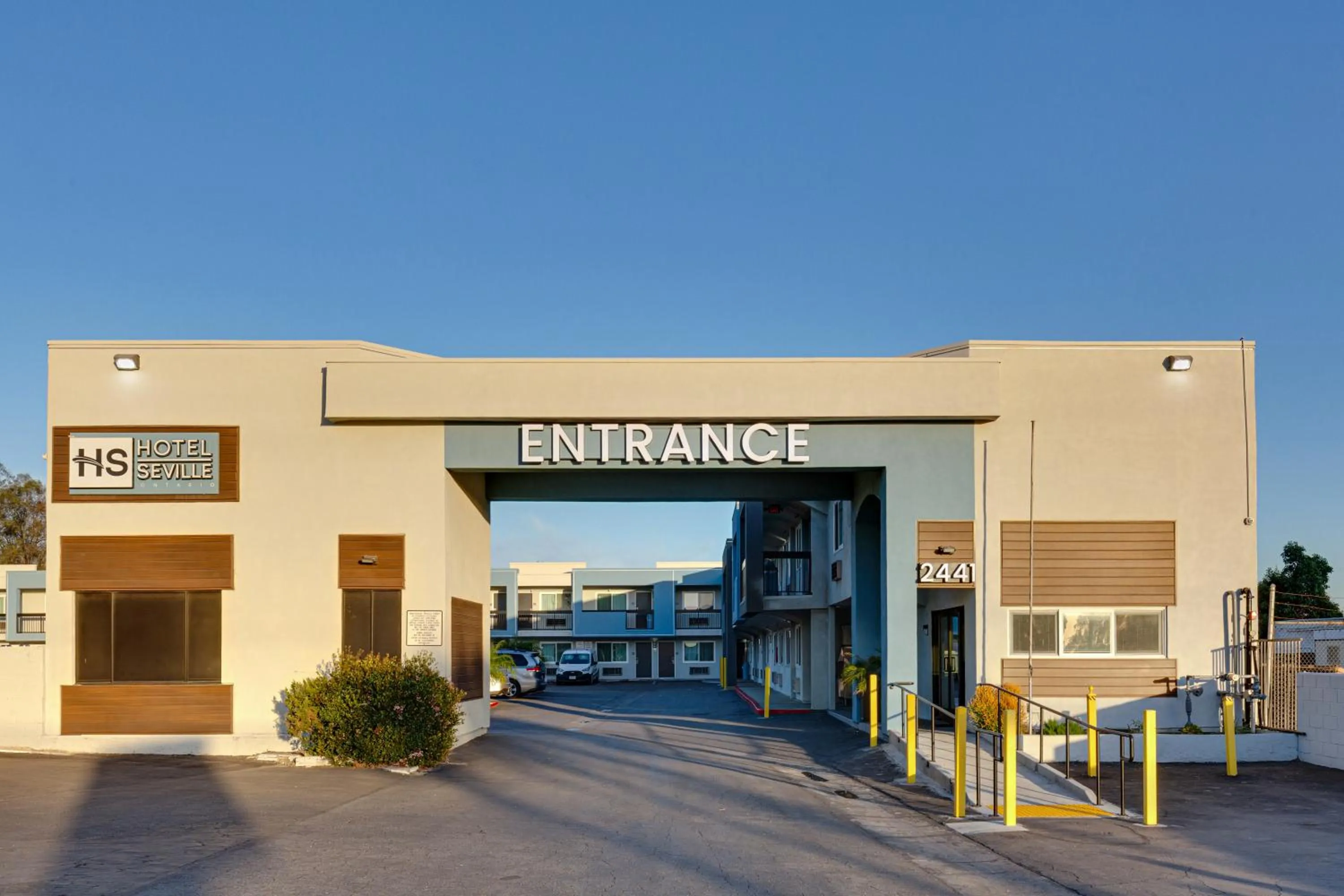 Property building in Hotel Seville - Ontario Airport/Chino