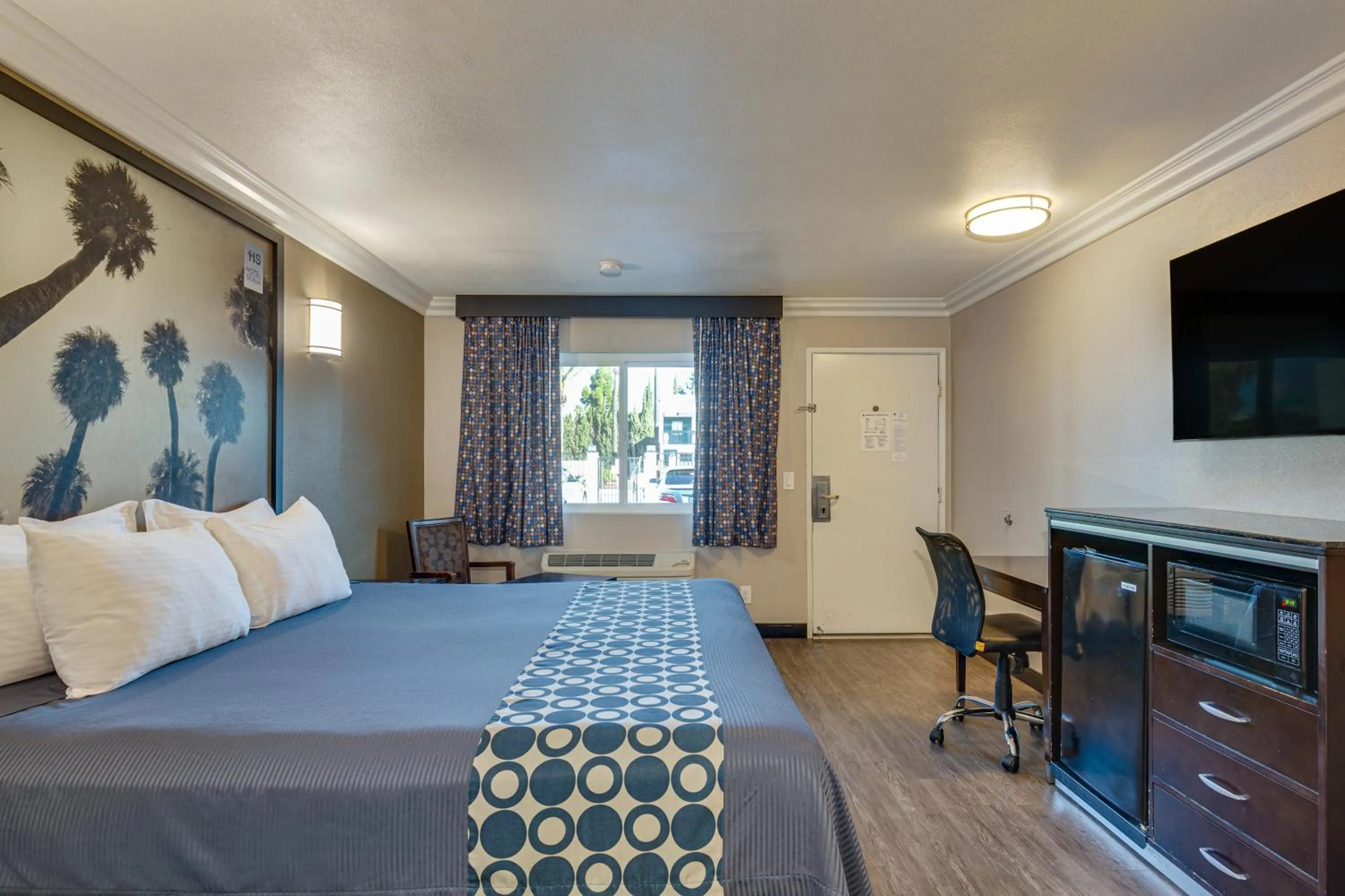 Photo of the whole room, Bed in Hotel Seville - Ontario Airport/Chino