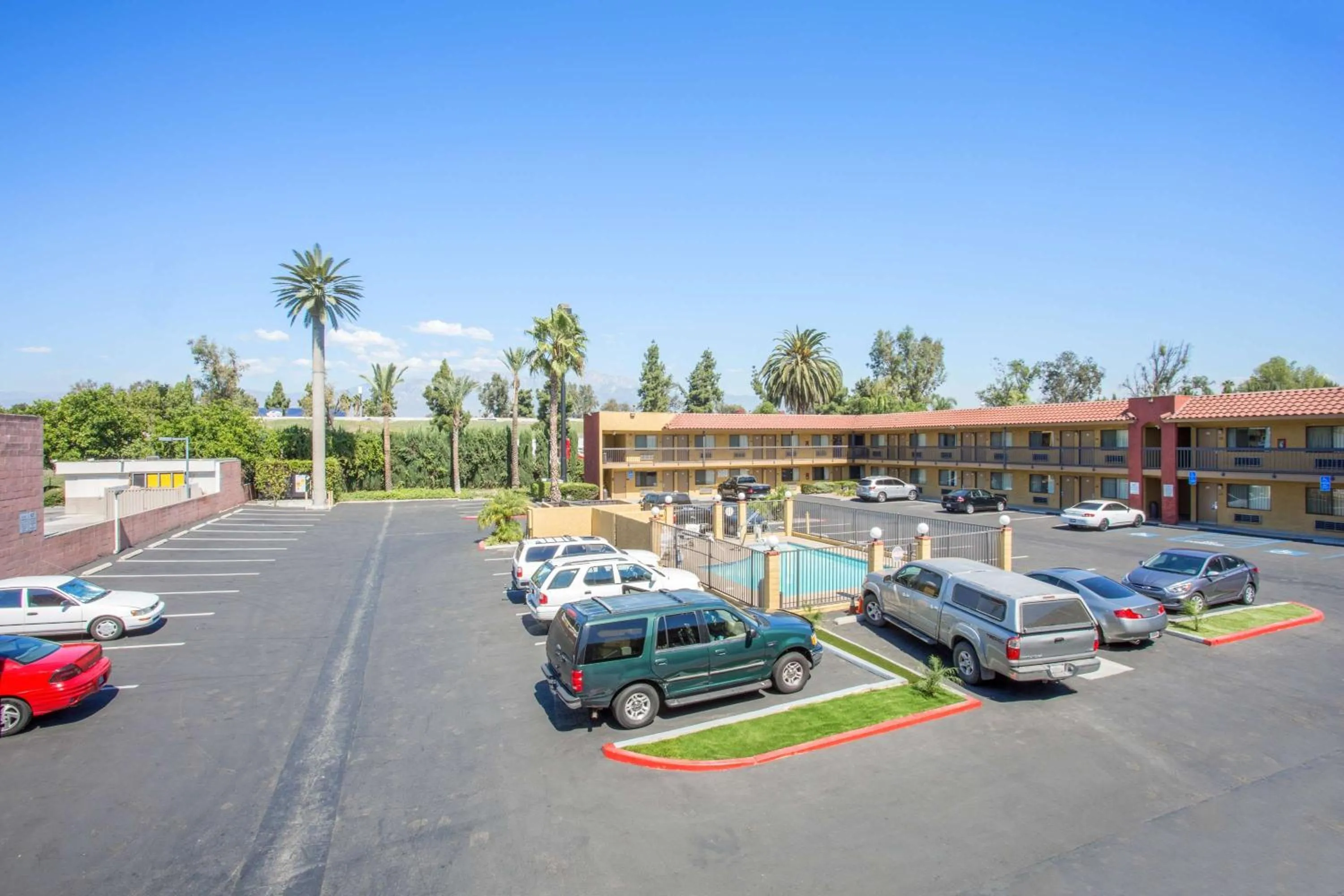 Property building in Hotel Seville - Ontario Airport/Chino