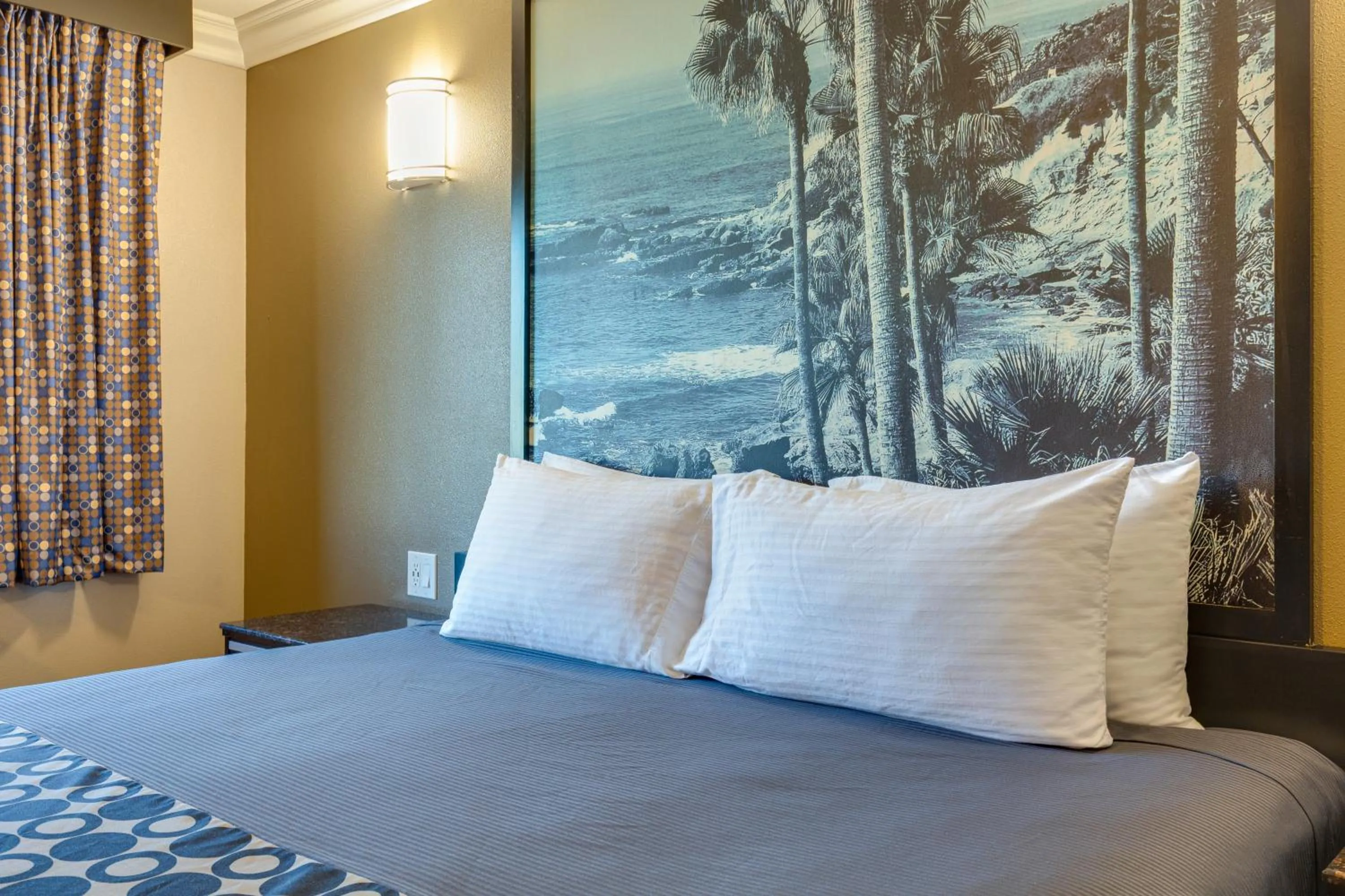 Bed in Hotel Seville - Ontario Airport/Chino