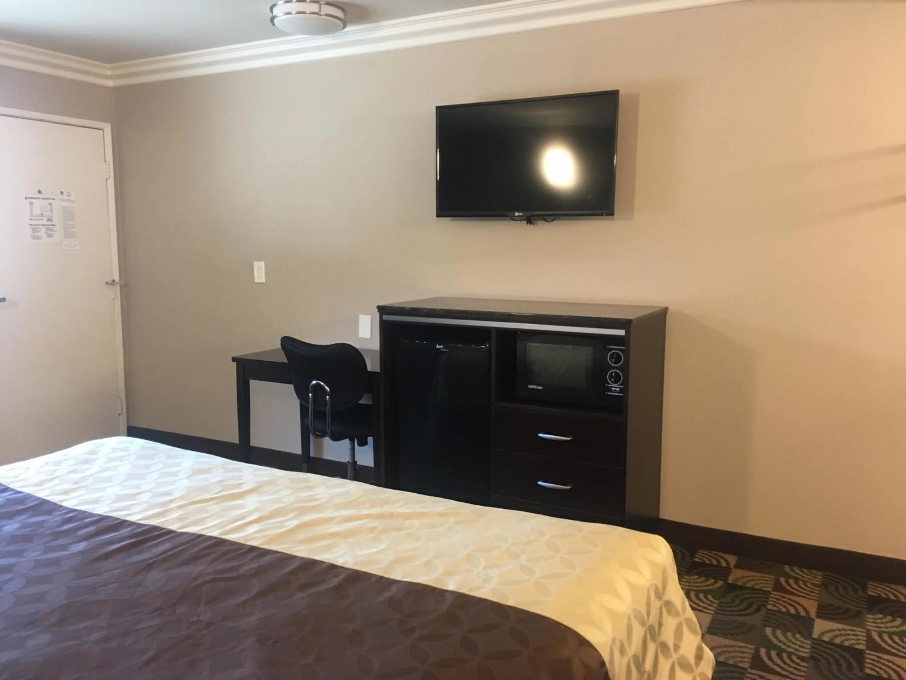 Bed in Hotel Seville - Ontario Airport/Chino