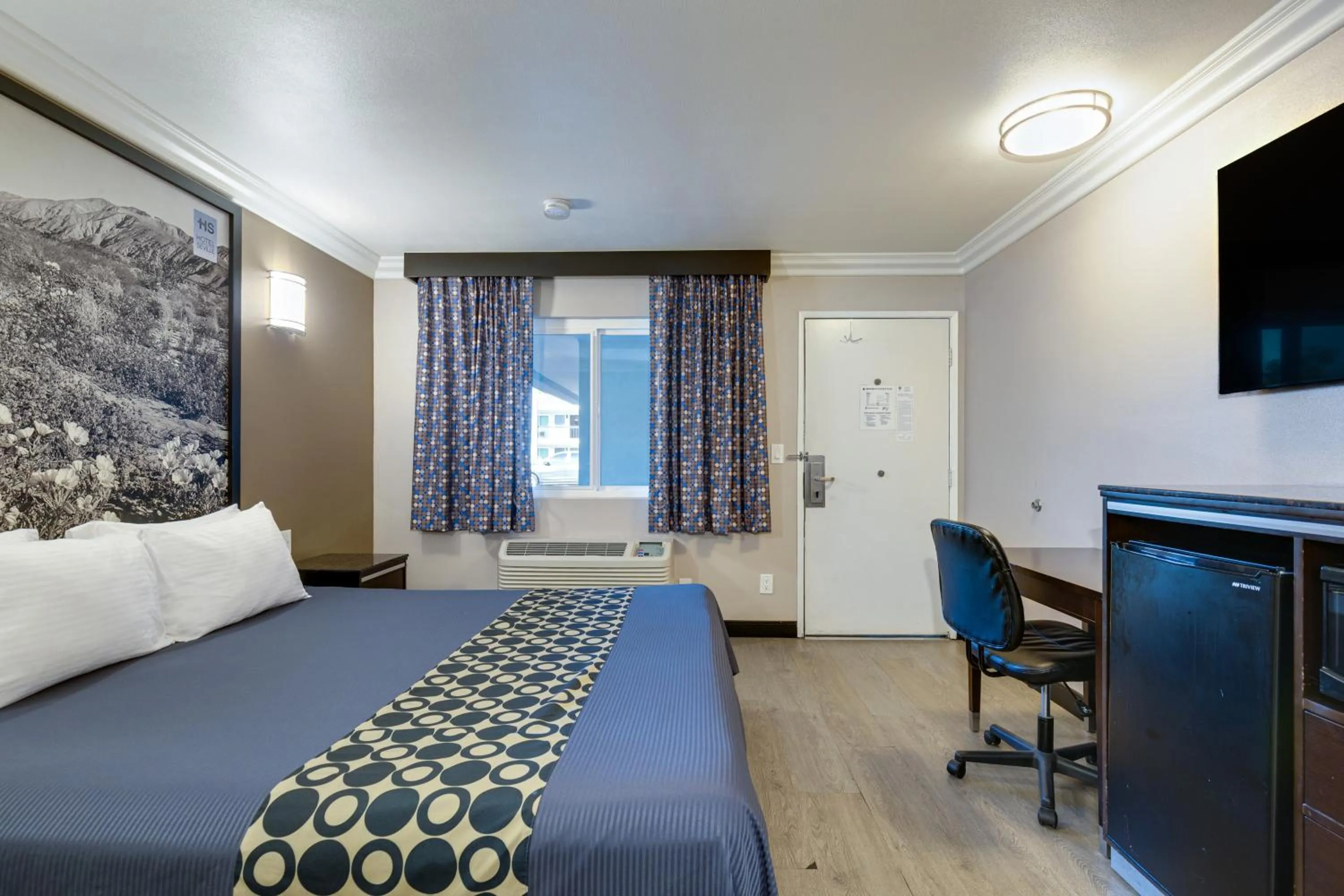 Photo of the whole room, Bed in Hotel Seville - Ontario Airport/Chino