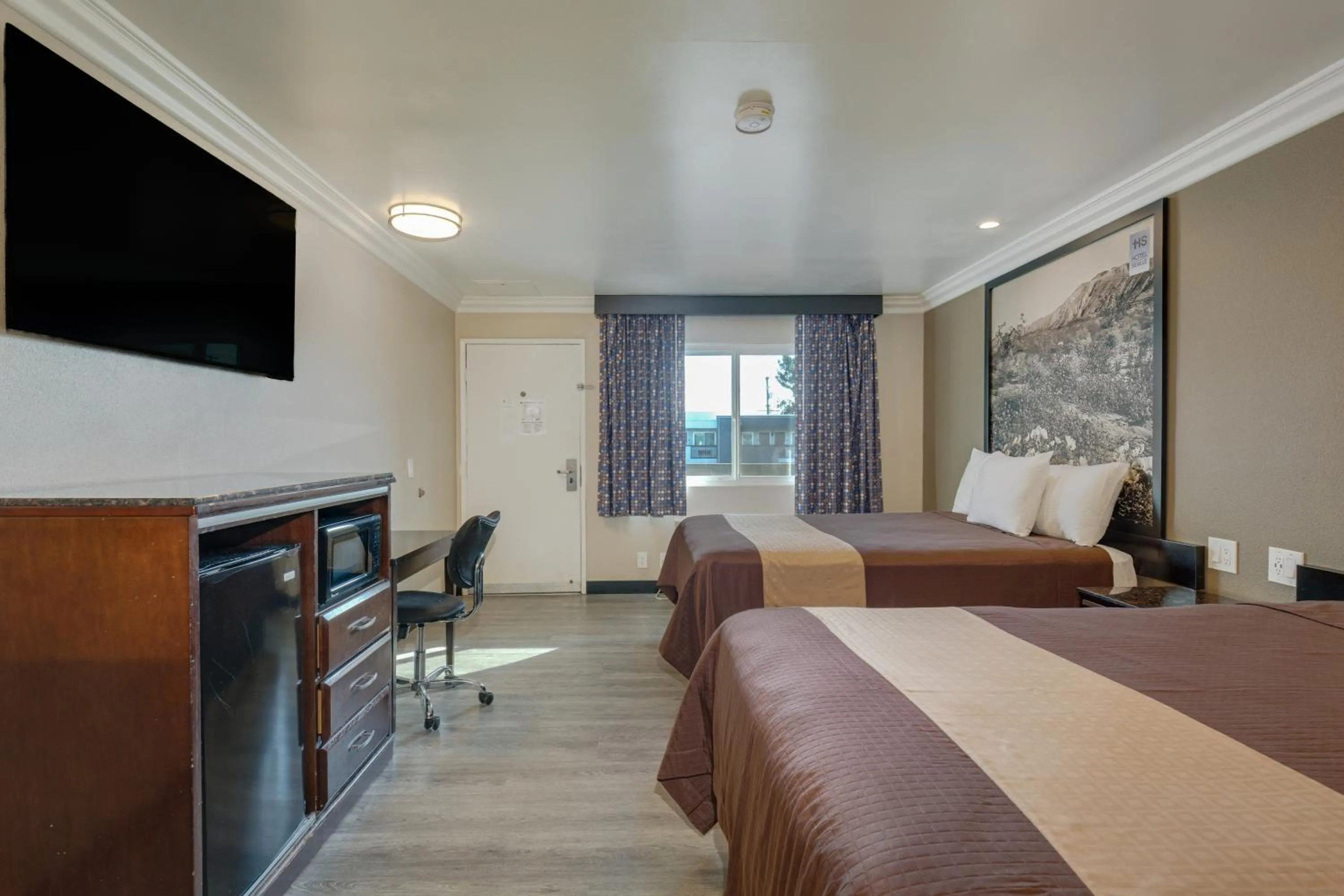 Photo of the whole room, Bed in Hotel Seville - Ontario Airport/Chino