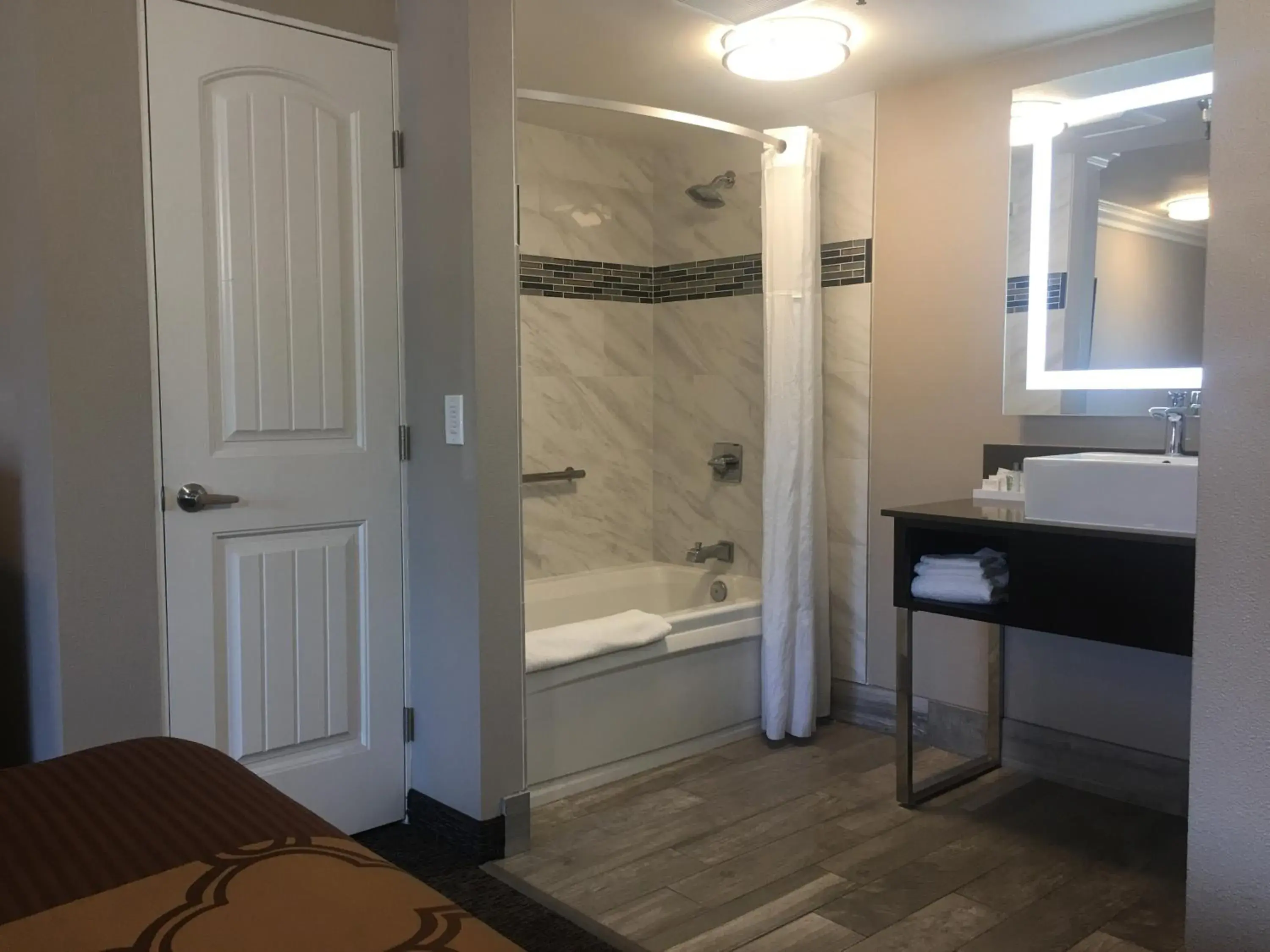 Deluxe King Room - Non-Smoking in Hotel Seville - Ontario Airport/Chino Deluxe King Room - Non-Smoking in Hotel Seville - Ontario Airport/Chino