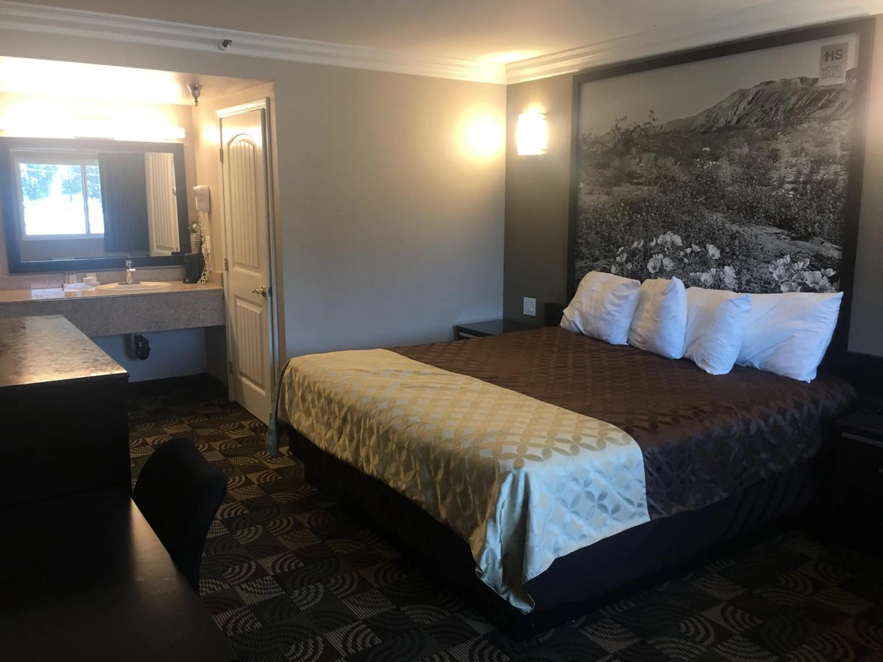 Bed in Hotel Seville - Ontario Airport/Chino