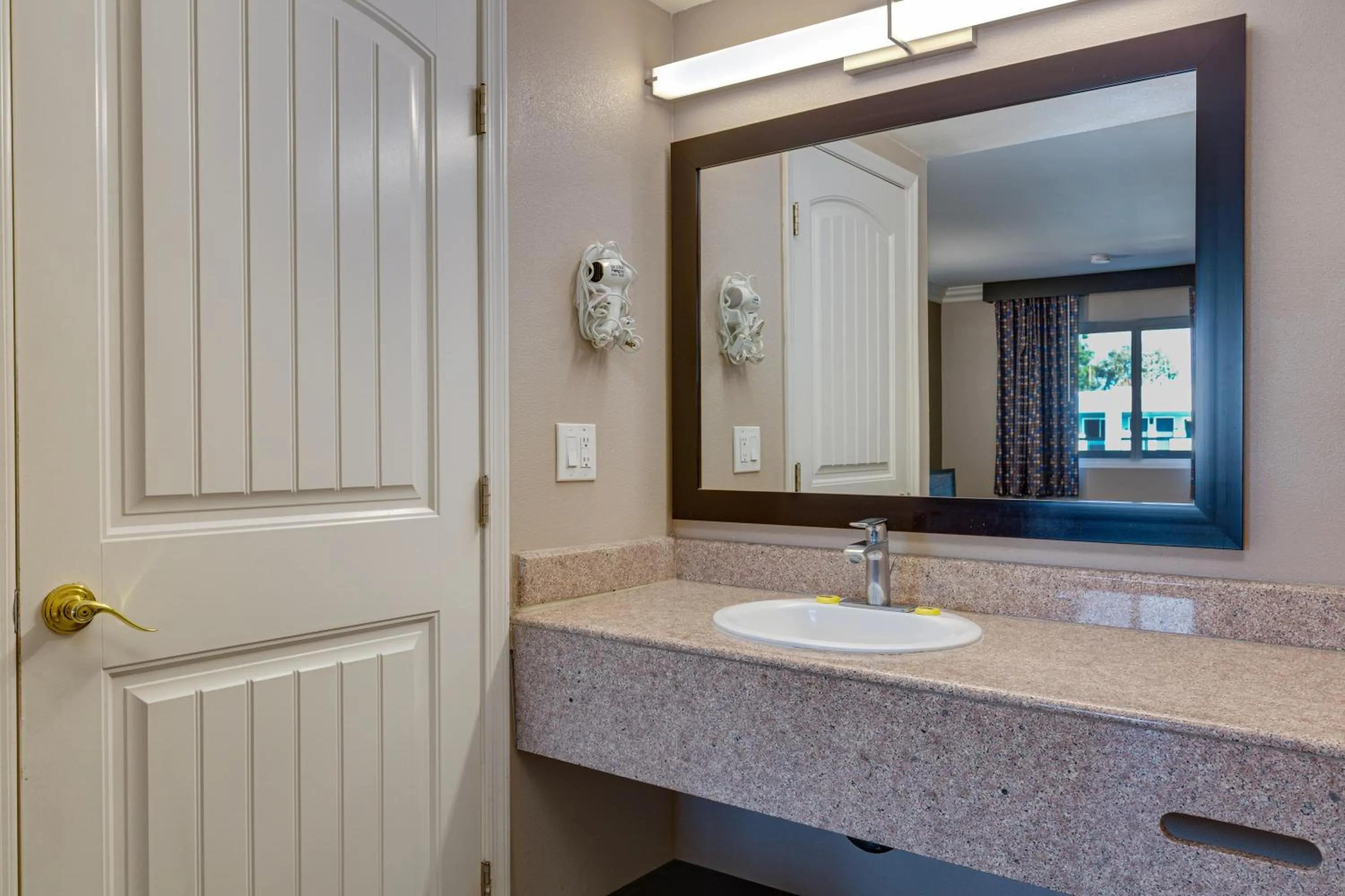Bathroom in Hotel Seville - Ontario Airport/Chino
