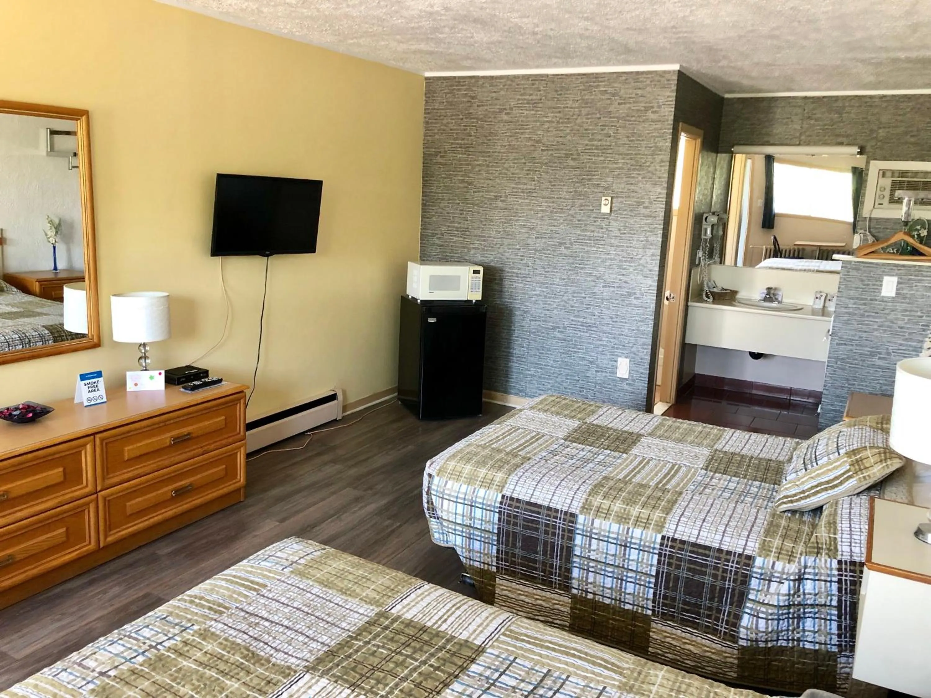 Photo of the whole room, Bed in Motel Belle Riviere