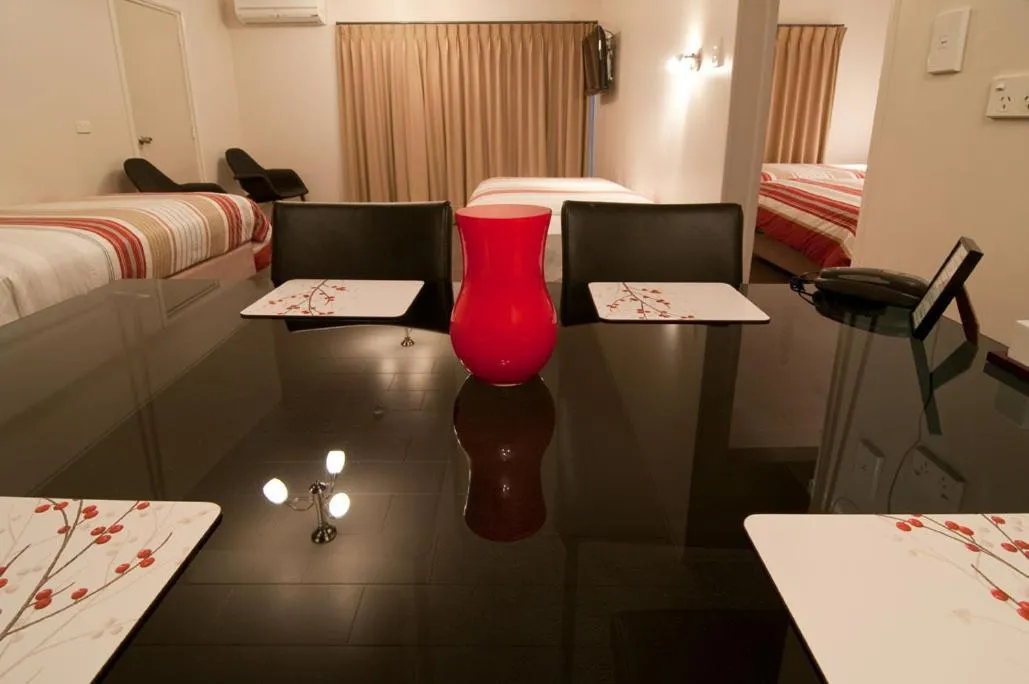 Photo of the whole room, Bed in Broadway Motel & Miro Court Villas