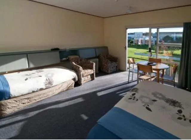 Day, Bed in Broadway Motel & Miro Court Villas