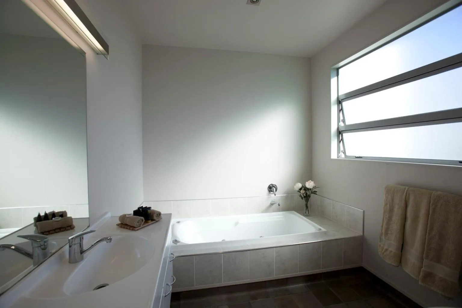 Bathroom in Broadway Motel & Miro Court Villas