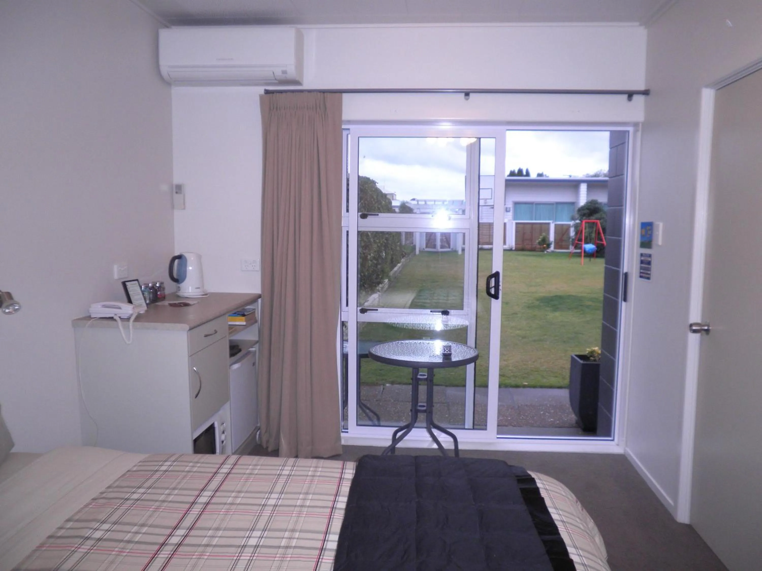 Bed in Broadway Motel & Miro Court Villas