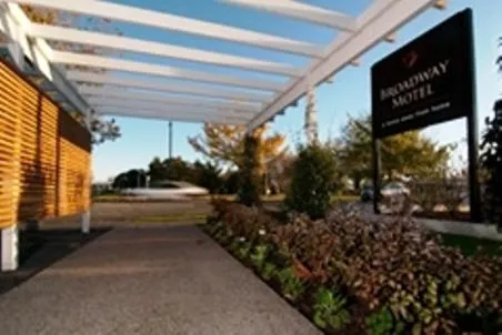 Day in Broadway Motel & Miro Court Villas