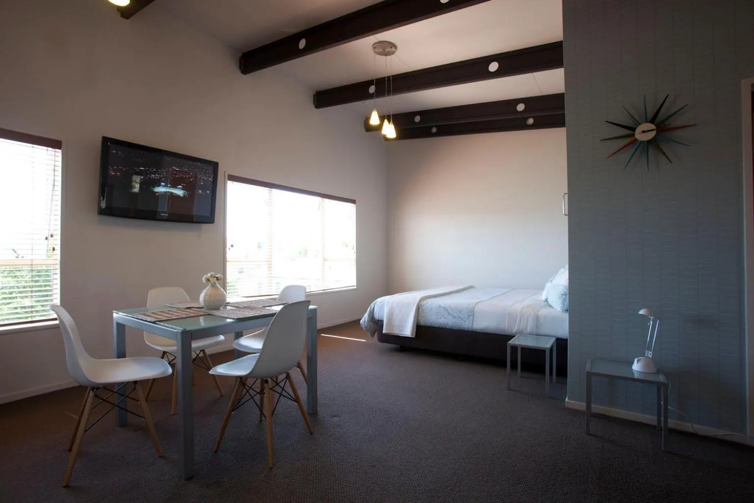 Photo of the whole room, Bed in Broadway Motel & Miro Court Villas