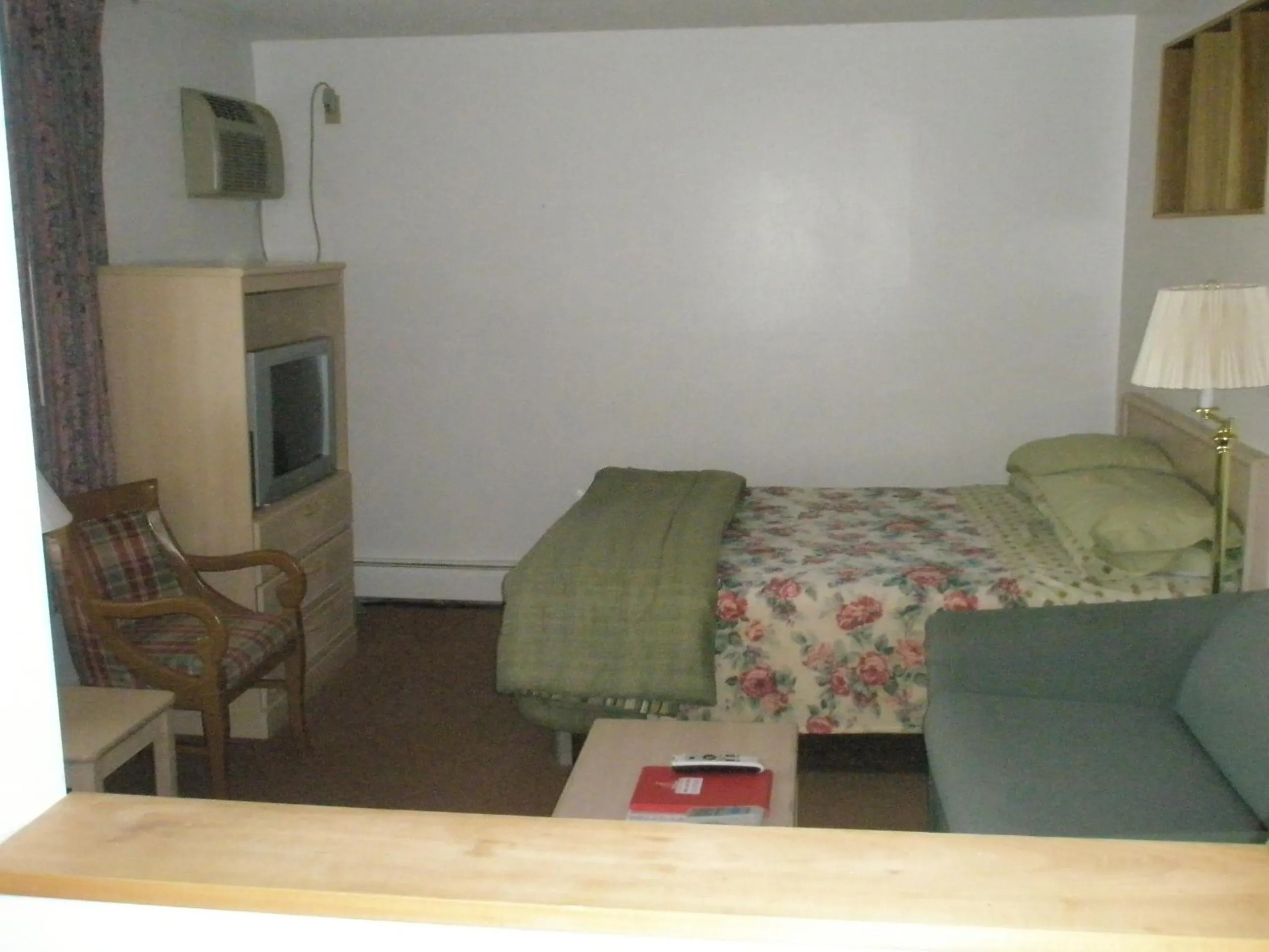 Photo of the whole room in Mel Haven Motel