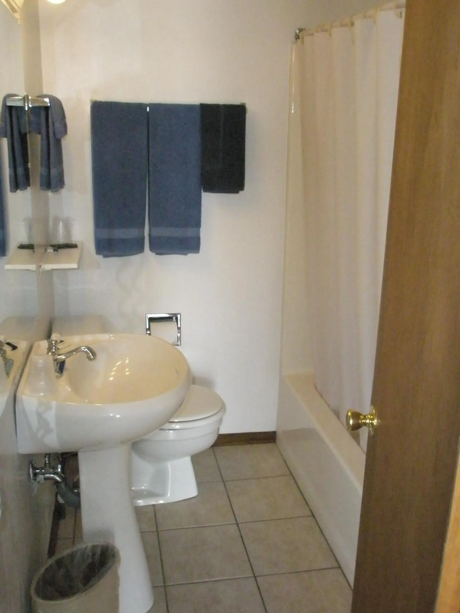 Bathroom in Mel Haven Motel