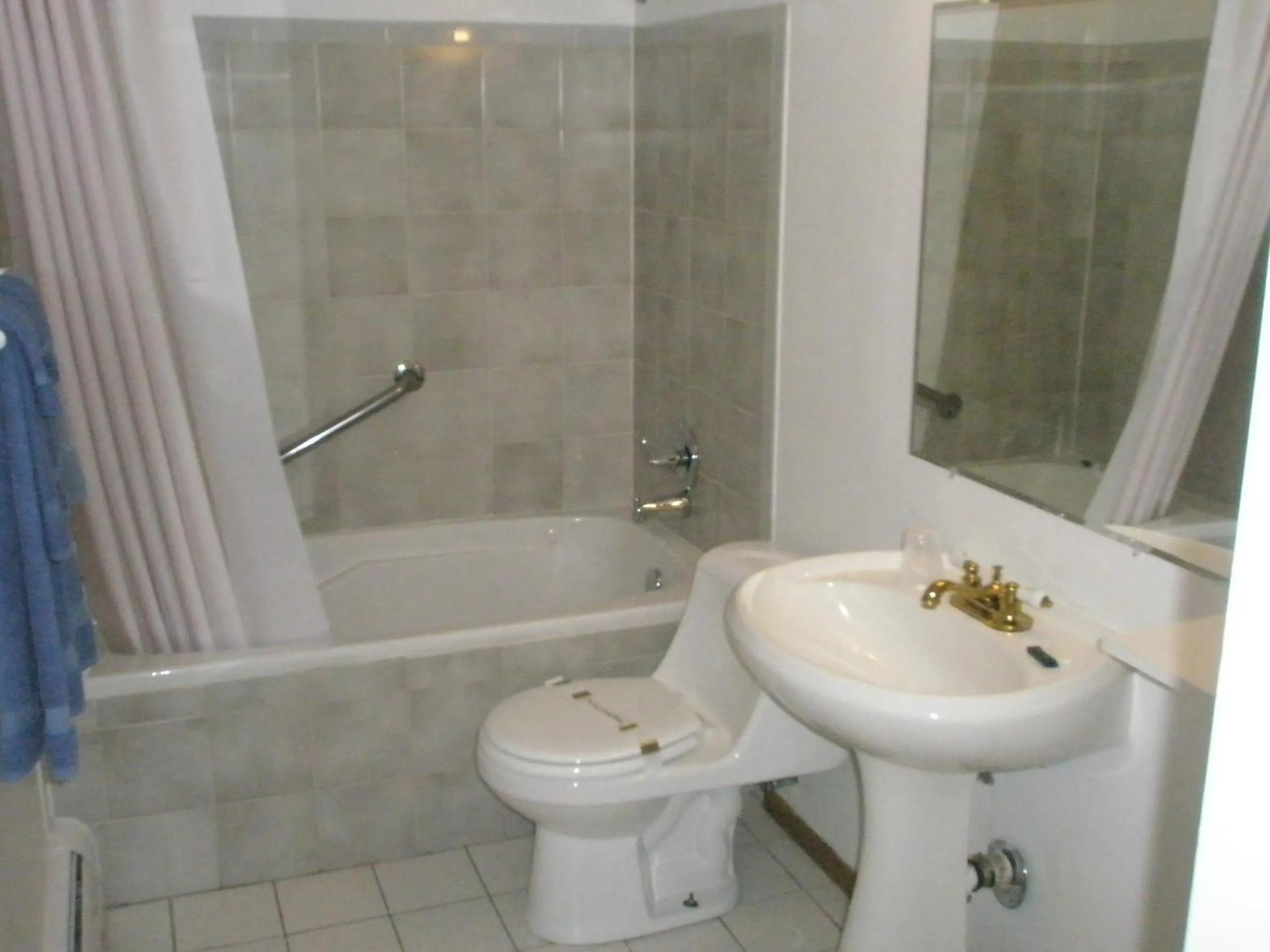 Bathroom in Mel Haven Motel