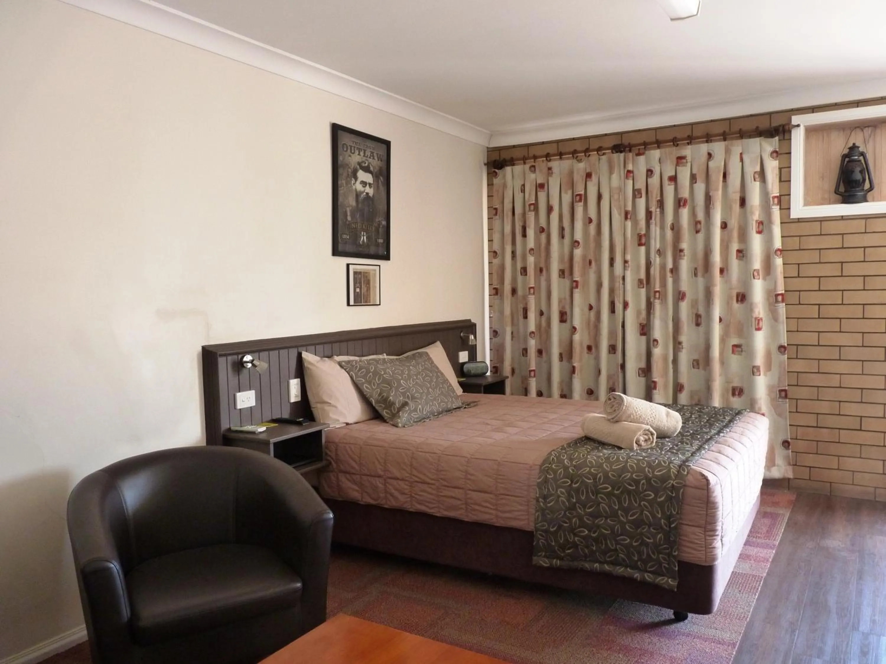 Bedroom, Bed in Winchester Motel