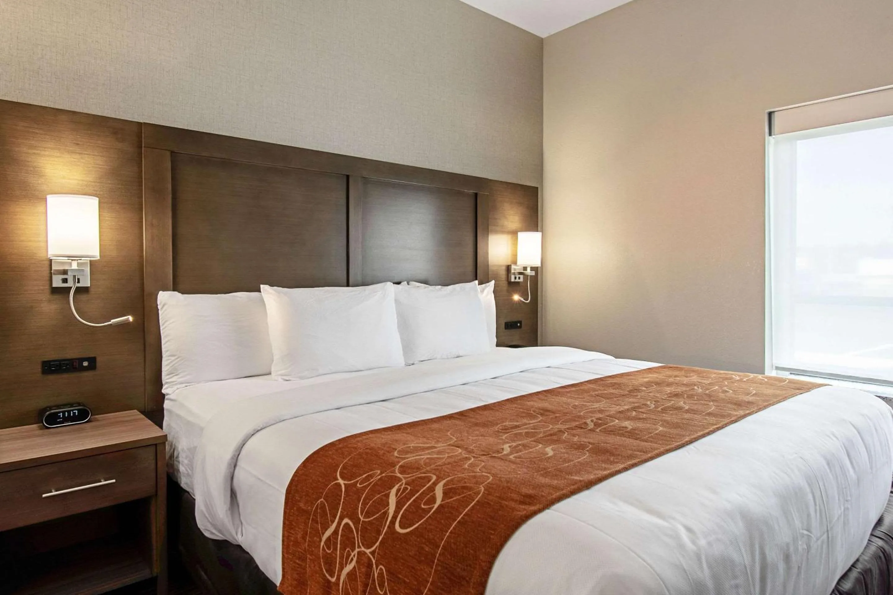 Photo of the whole room, Bed in Comfort Suites Grove City - Columbus South