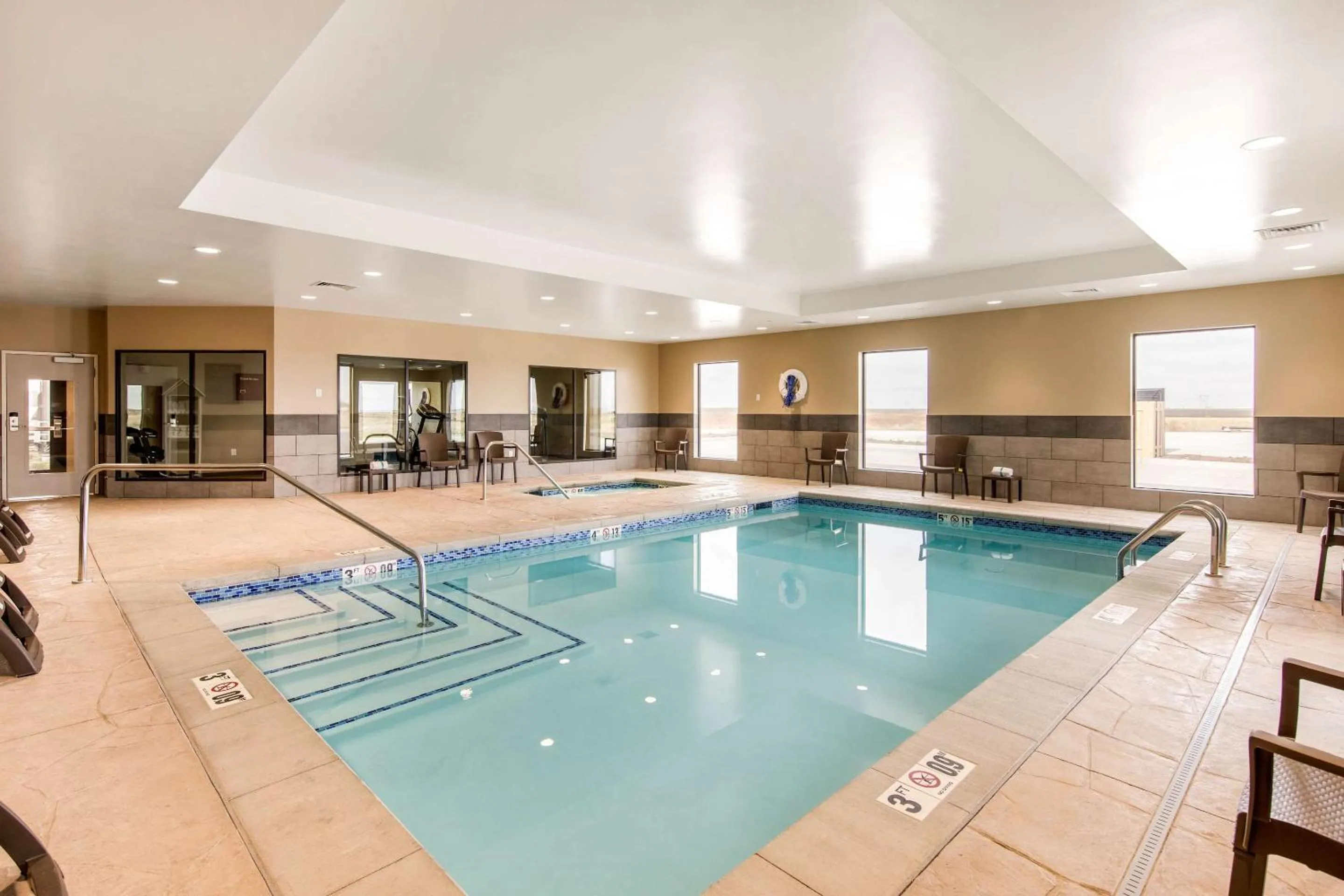 Swimming pool in Comfort Suites Liberal North