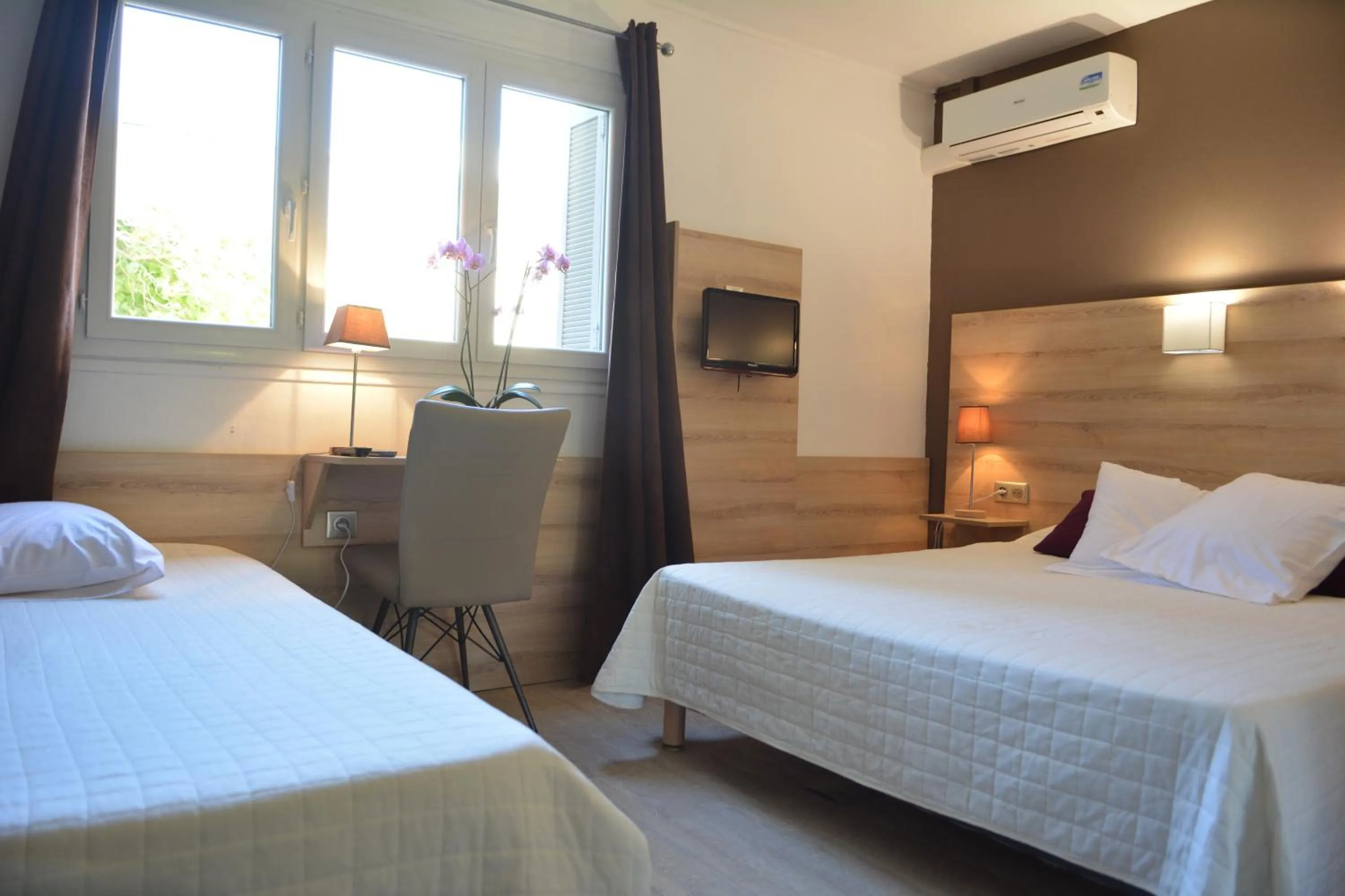 Bed in Hôtel le Grillon