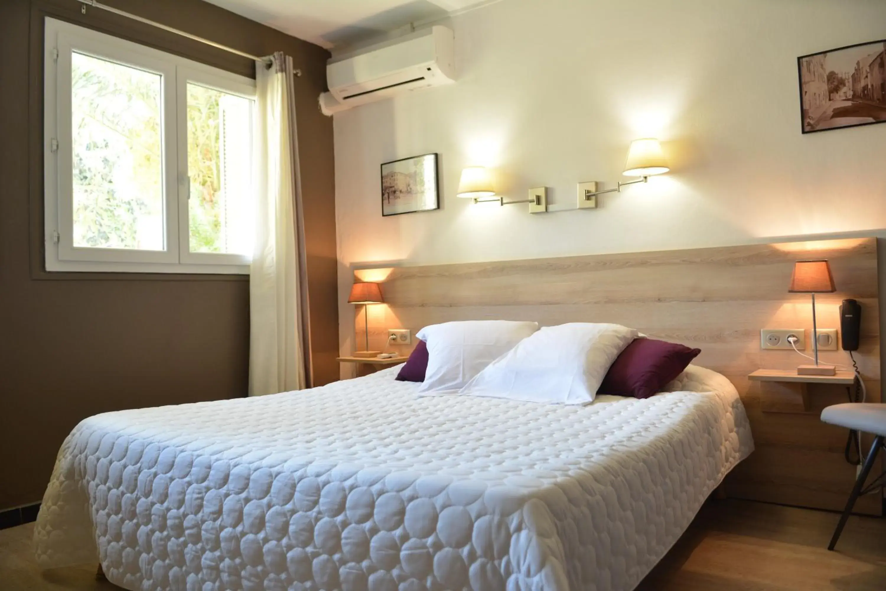 Economy Double Room in Hôtel le Grillon Economy Double Room in Hôtel le Grillon