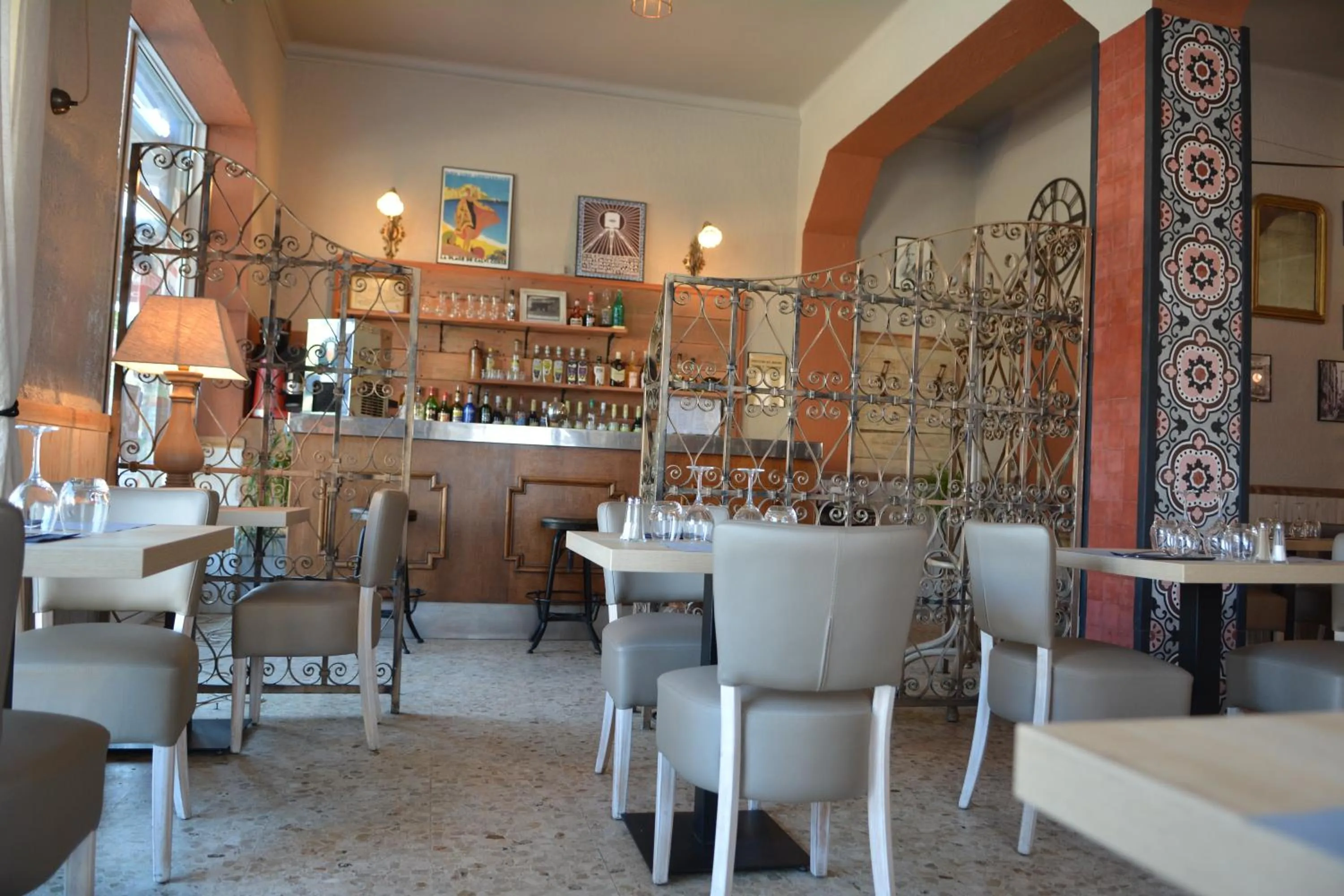 Lounge or bar in Hôtel le Grillon