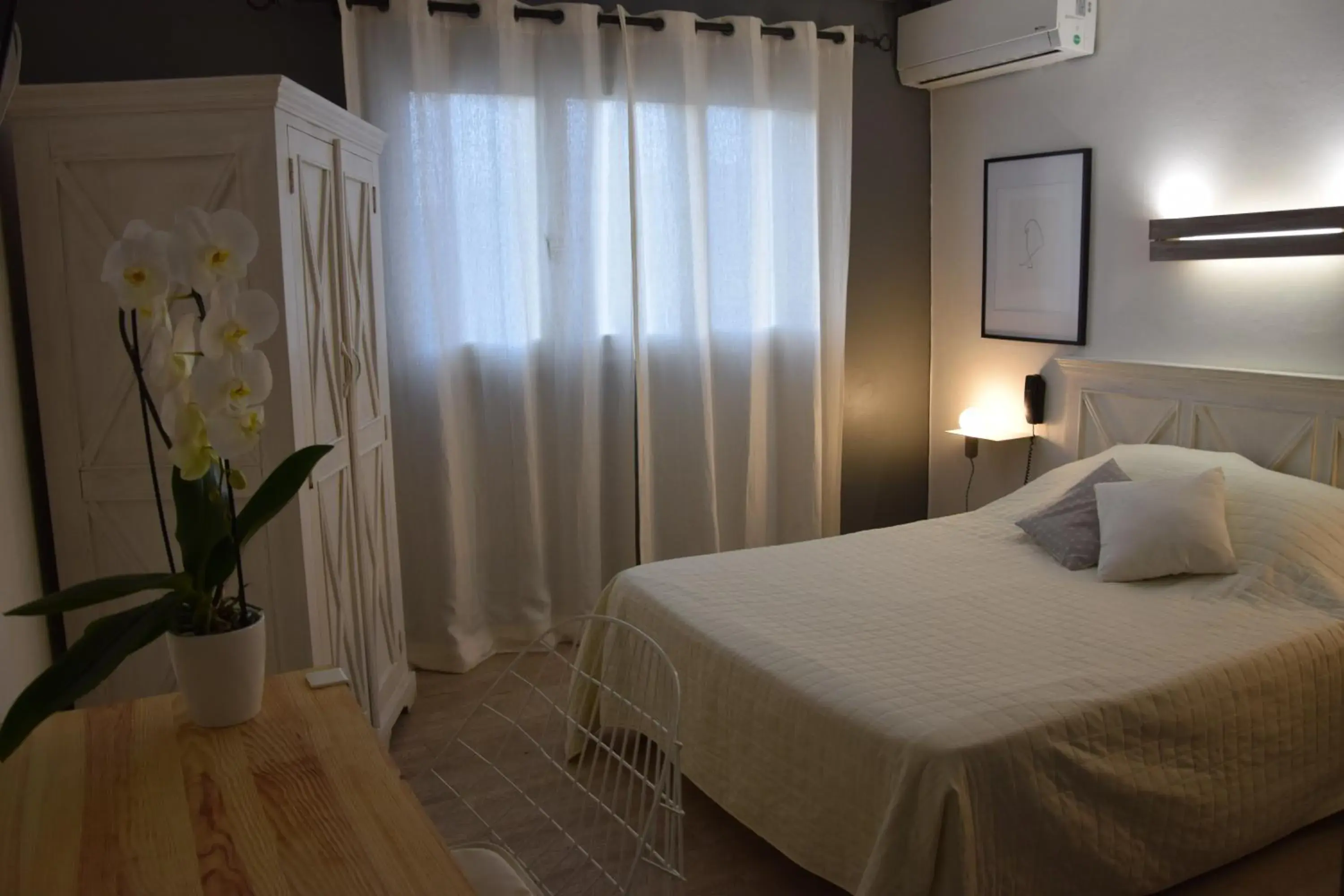 Standard Double or Twin Room in Hôtel le Grillon Standard Double or Twin Room in Hôtel le Grillon