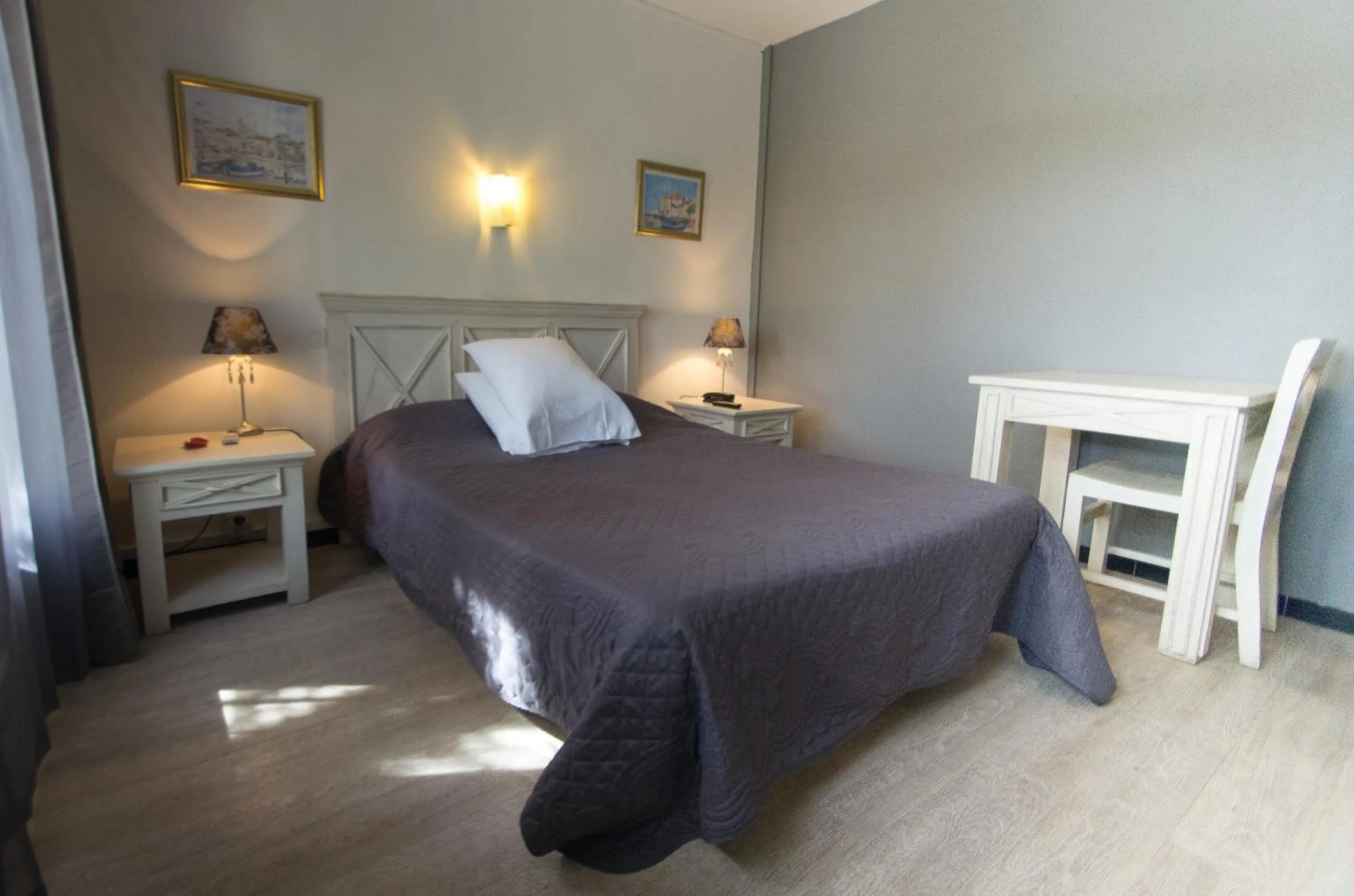 Bed in Hôtel le Grillon