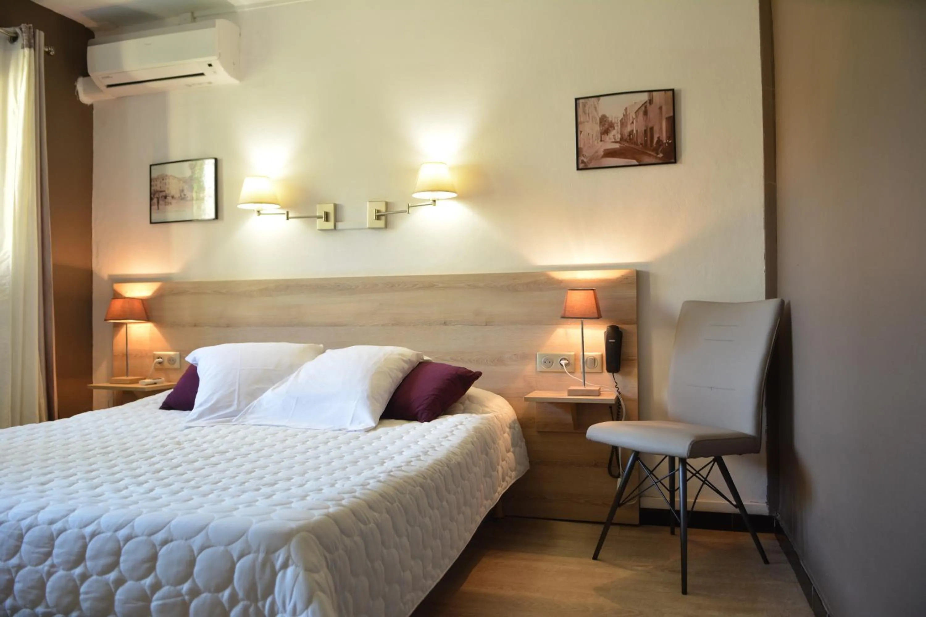 Bed in Hôtel le Grillon