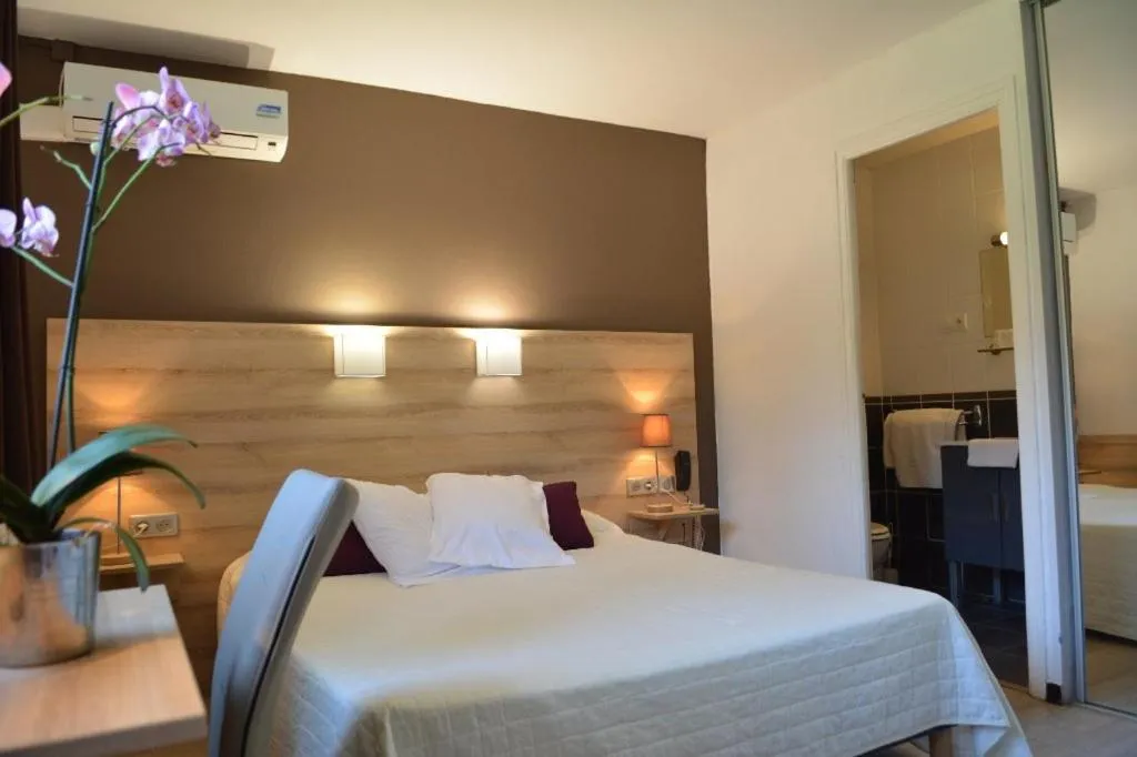 Bed in Hôtel le Grillon