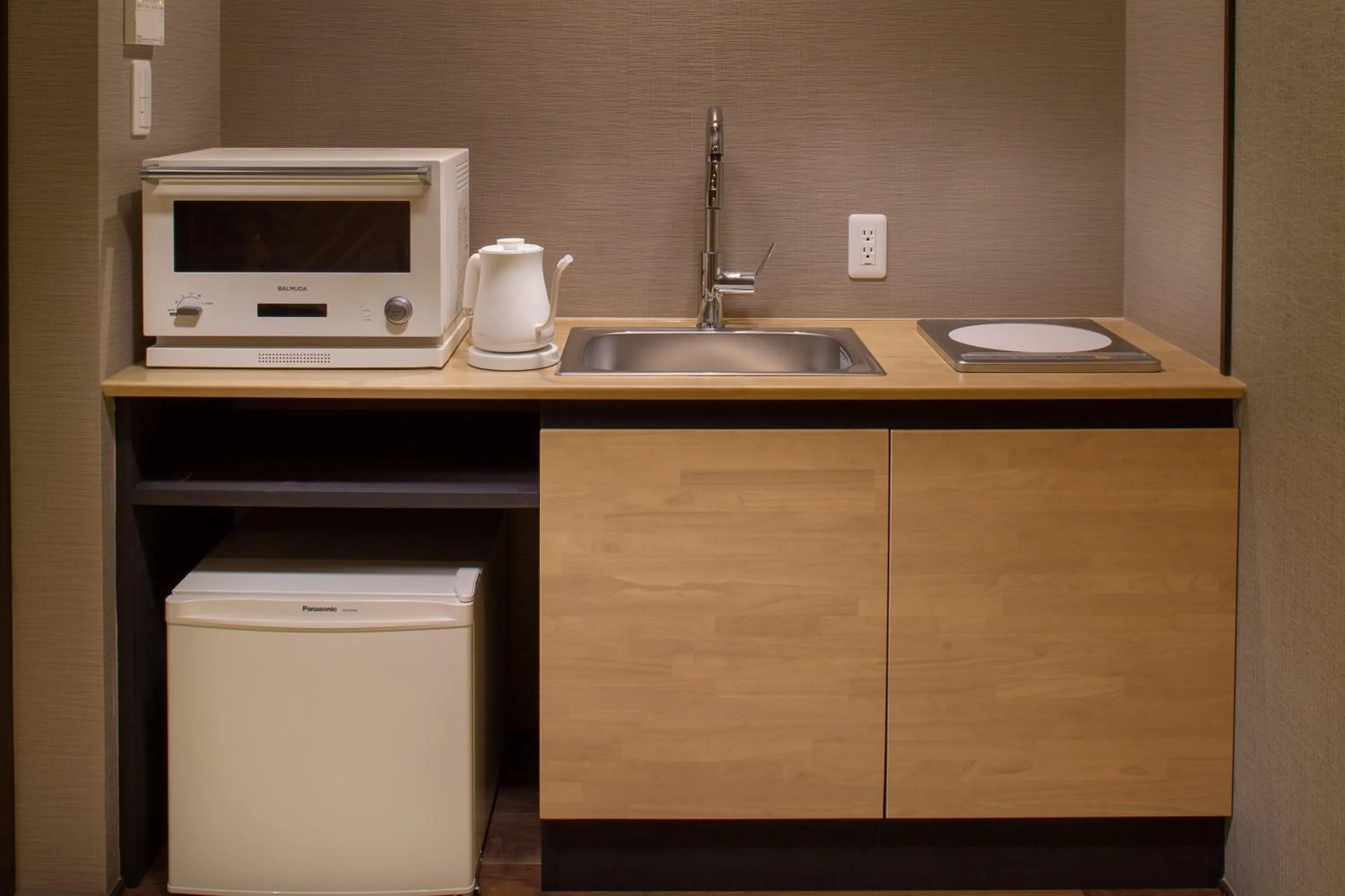 Photo of the whole room in Kanade Tojiminamimon