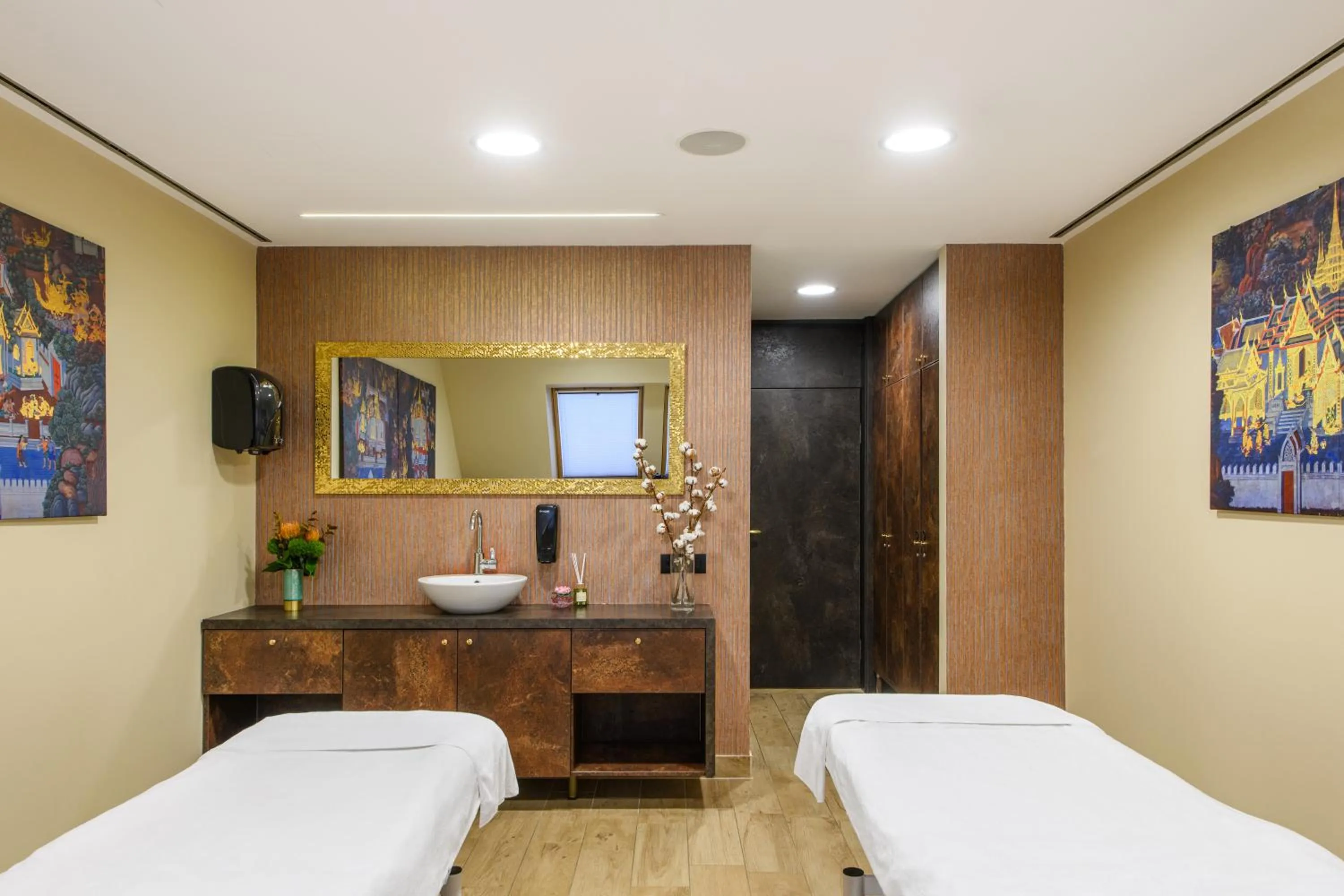 Massage, Bed in Grand Hotel Union Eurostars