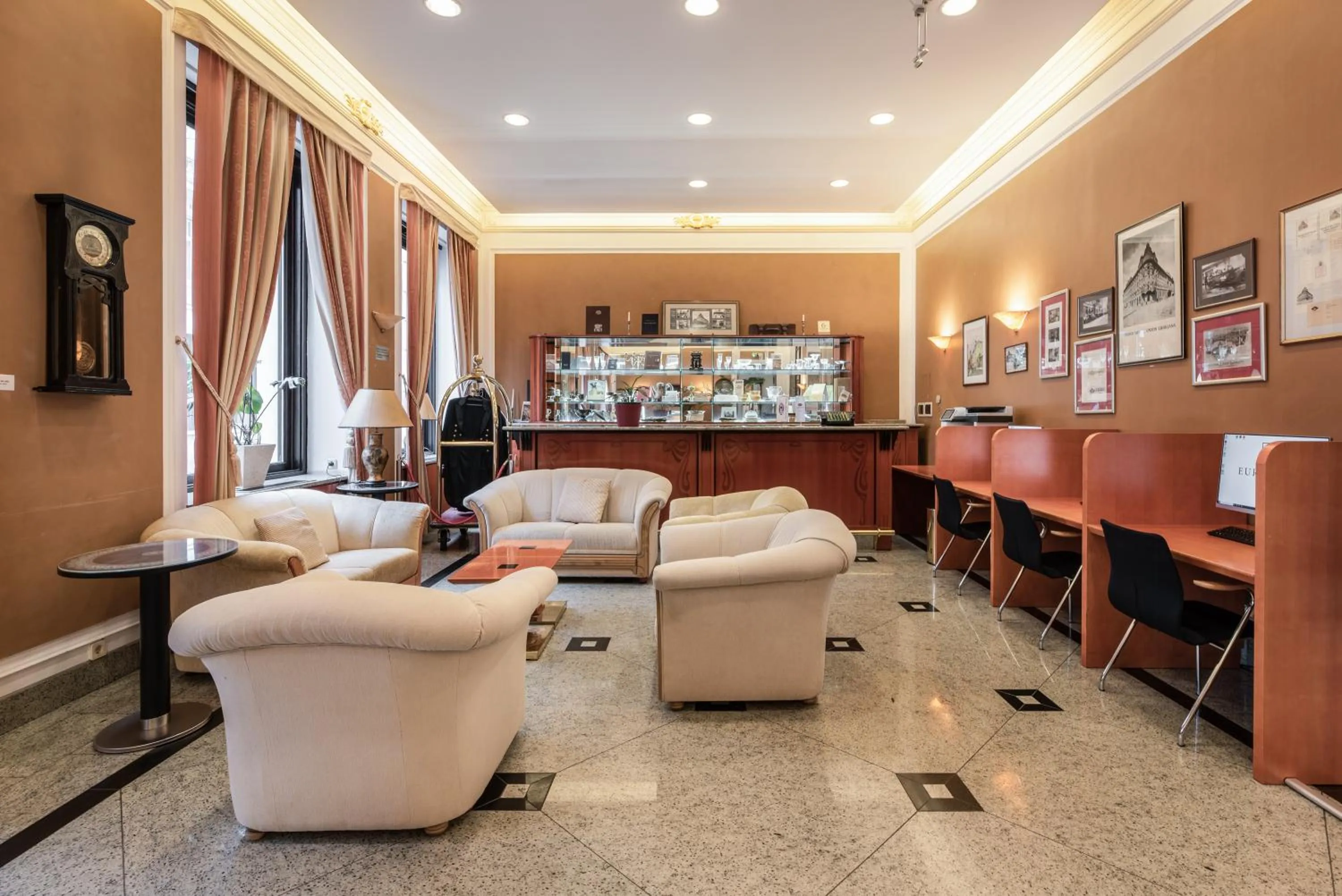 Lounge or bar in Grand Hotel Union Eurostars