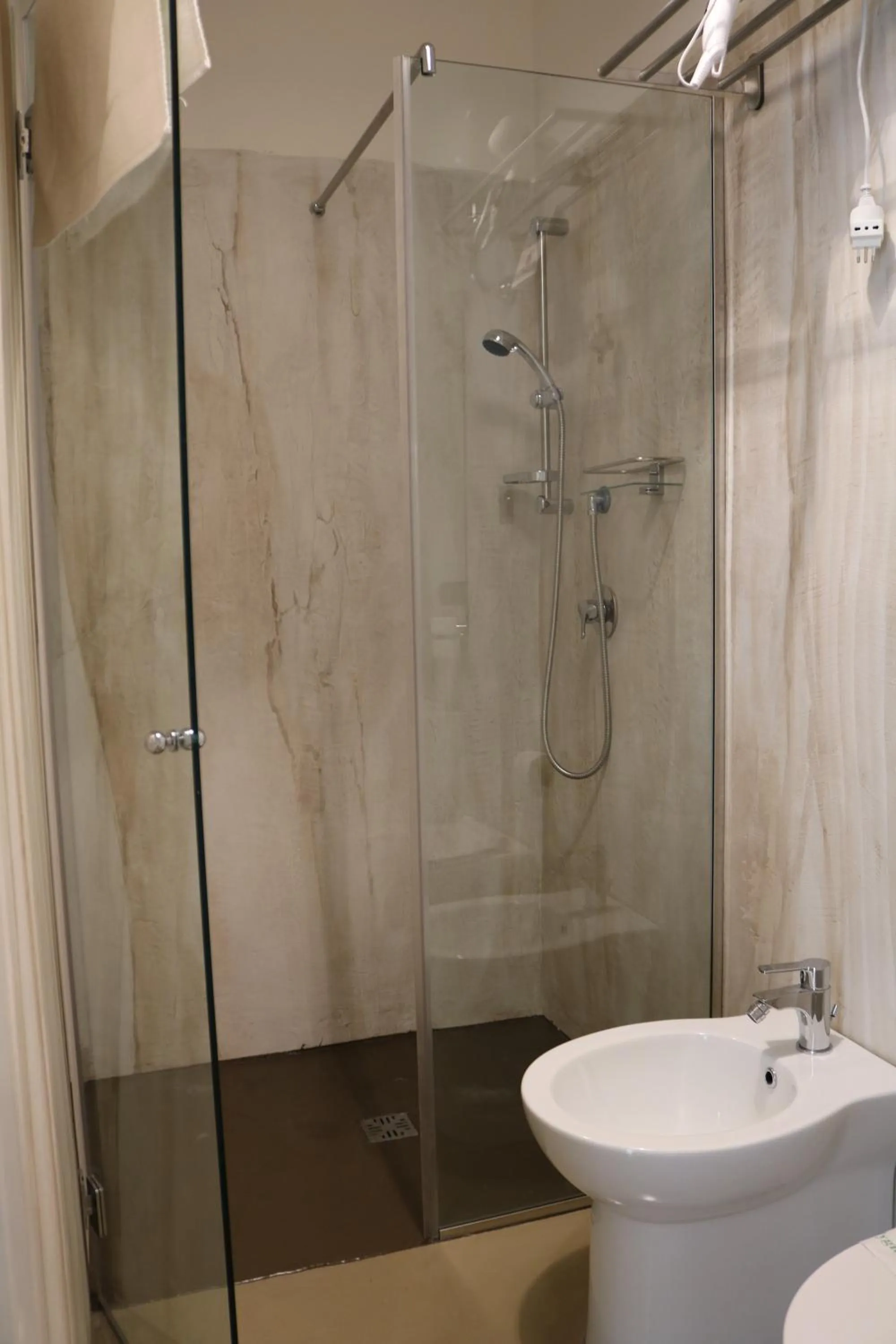 Shower in Neapolis City Life