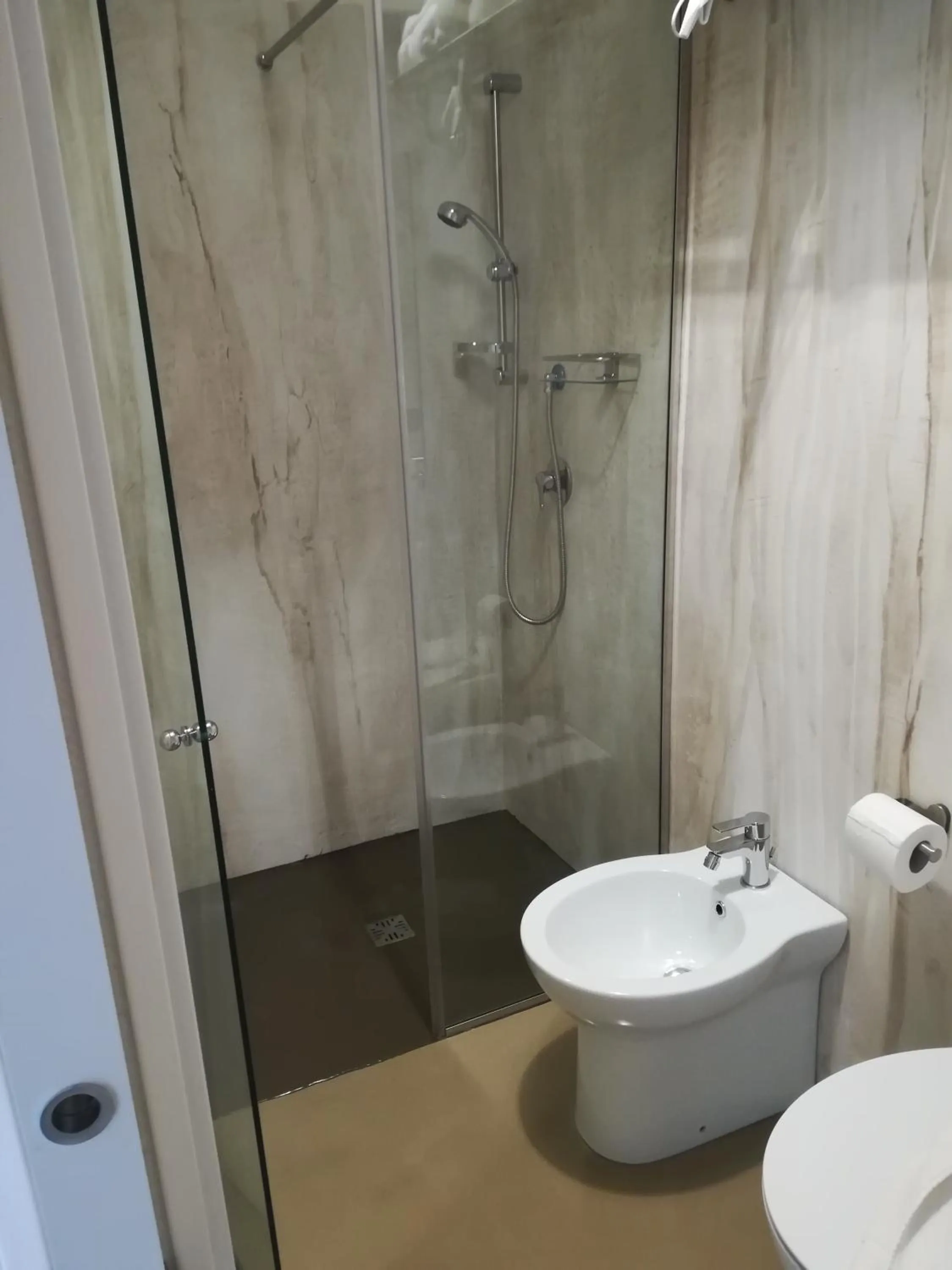 Shower in Neapolis City Life