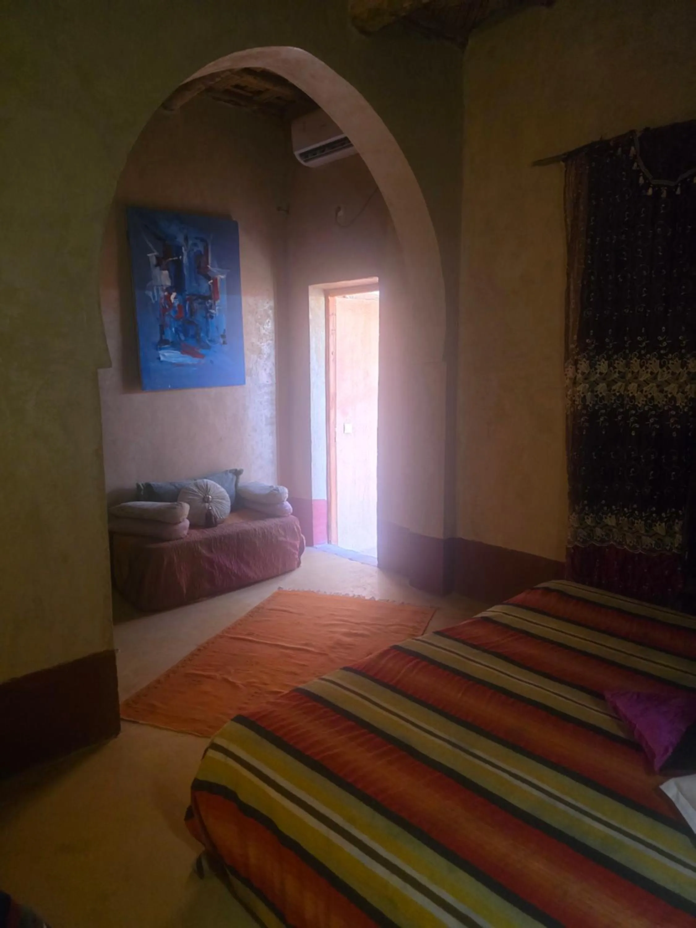 Photo of the whole room, Bed in Kasbah du Peintre