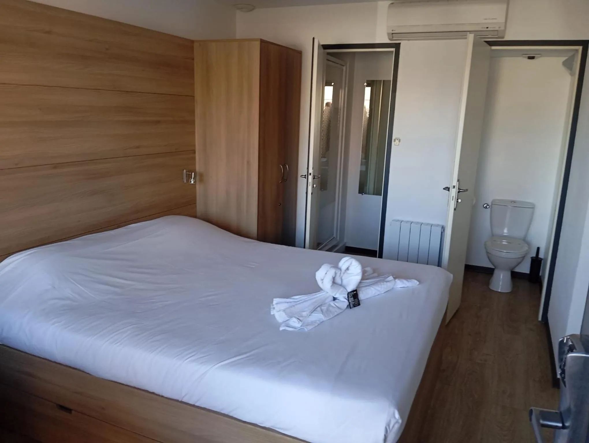 Bed in Enzo Hotels Loudeac