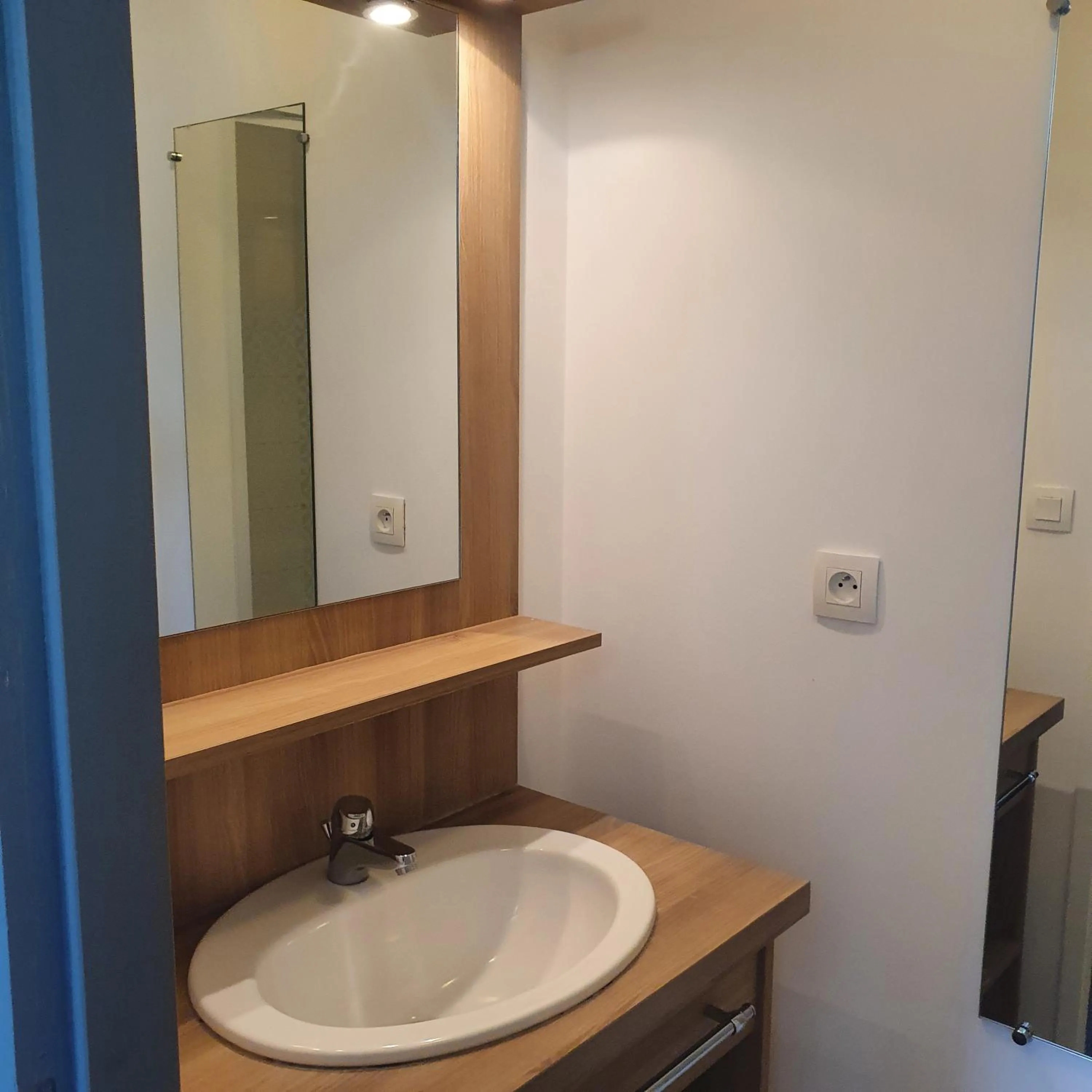 Bathroom in Enzo Hotels Loudeac By Kyriad Direct