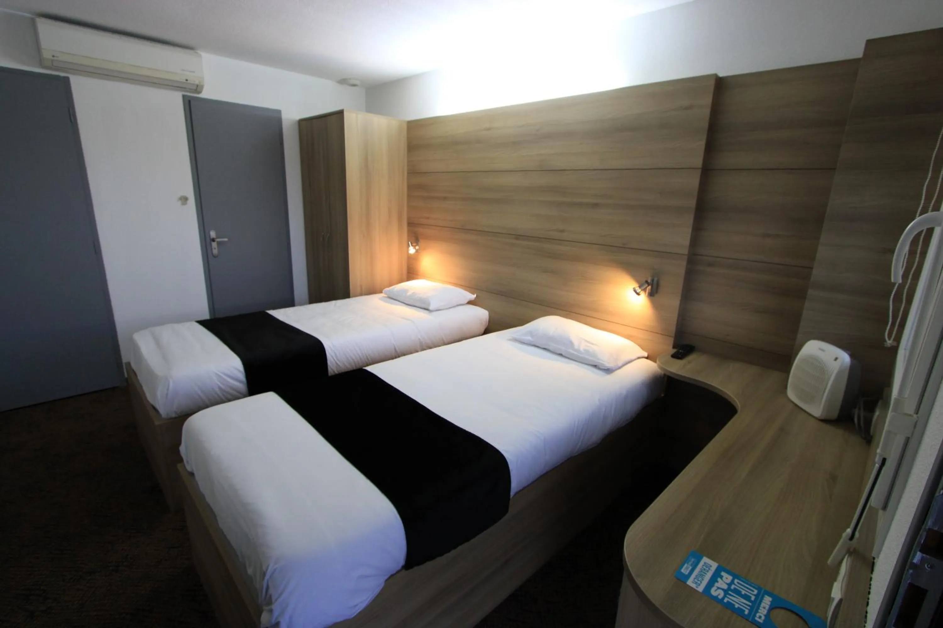 Bed in Enzo Hotels Loudeac By Kyriad Direct