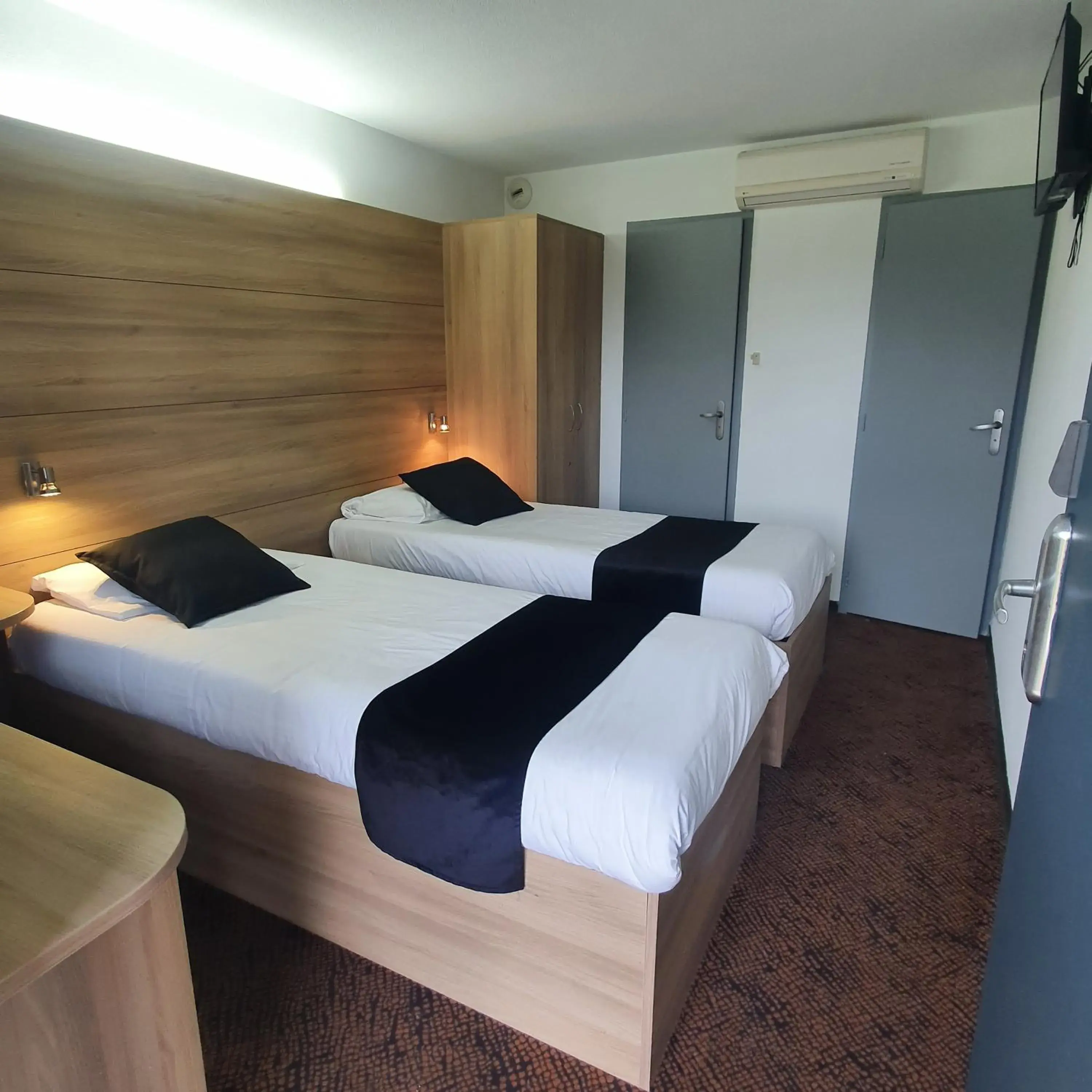 Twin Room in Enzo Hotels Loudeac By Kyriad Direct Twin Room in Enzo Hotels Loudeac By Kyriad Direct