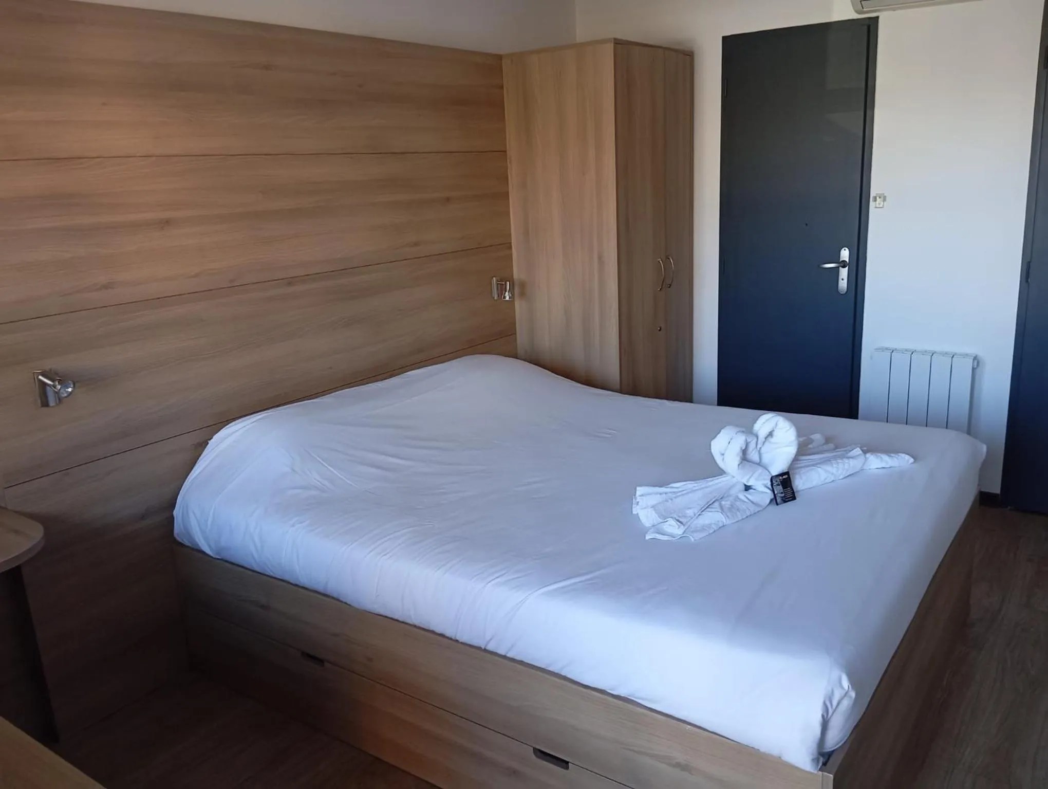 Bed in Enzo Hotels Loudeac