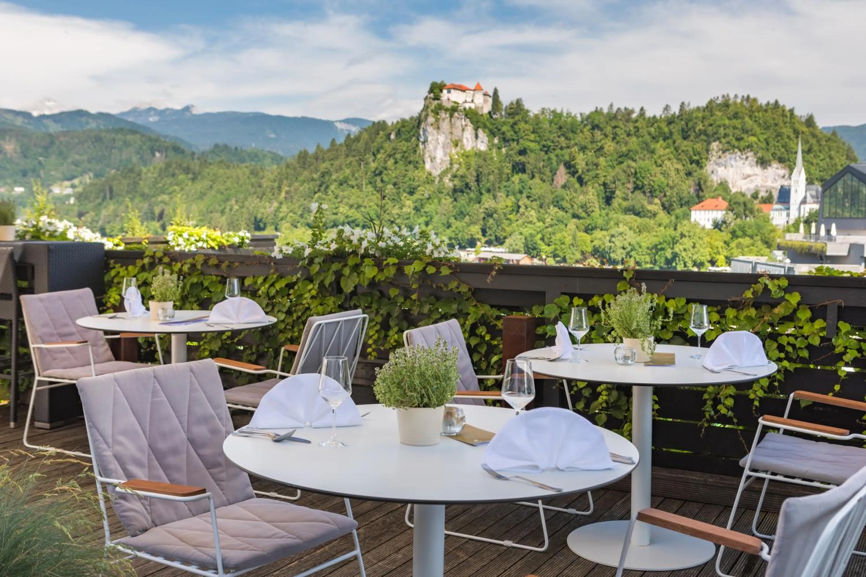 Restaurant/places to eat in Hotel Kompas