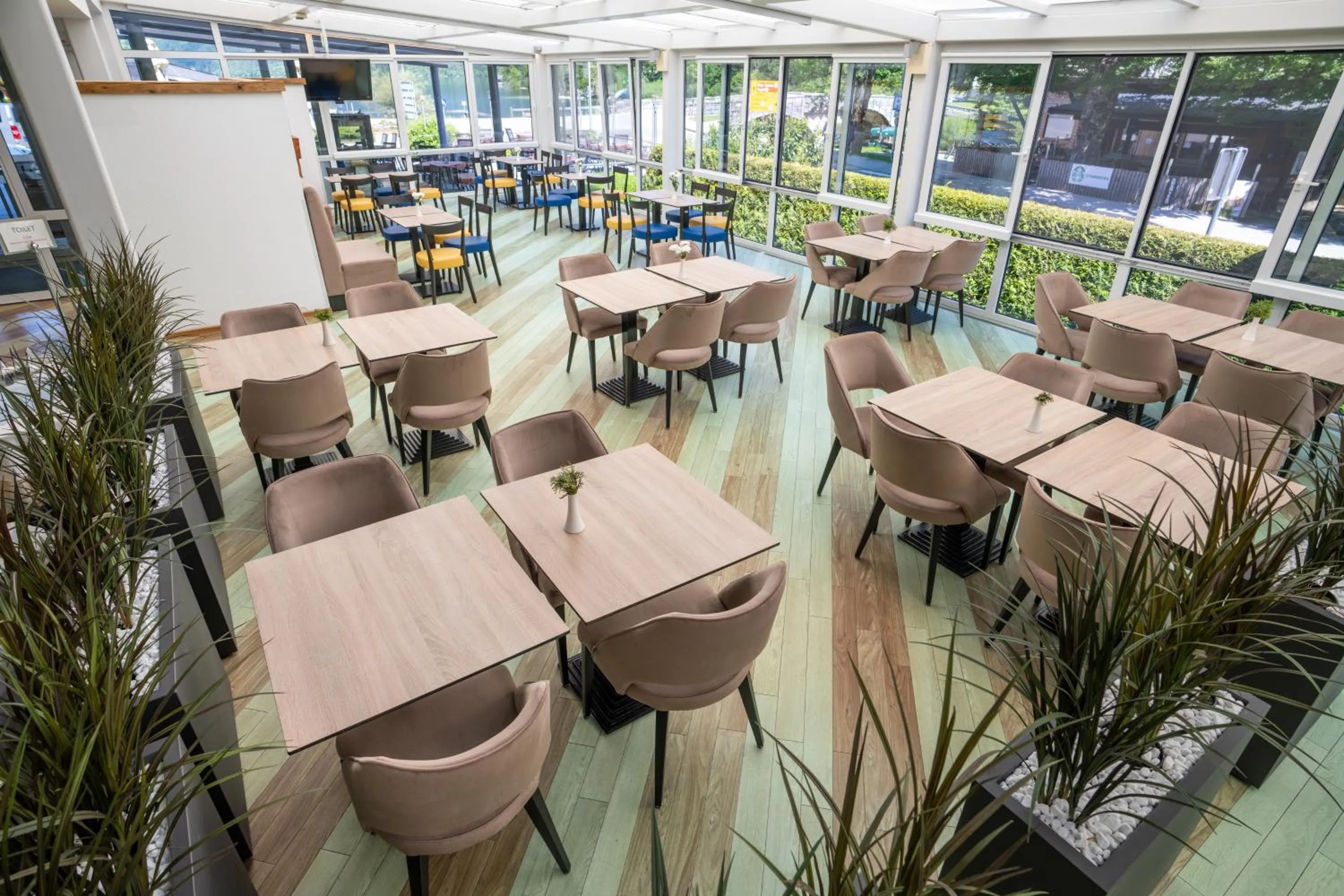 Restaurant/places to eat in Hotel Jezero